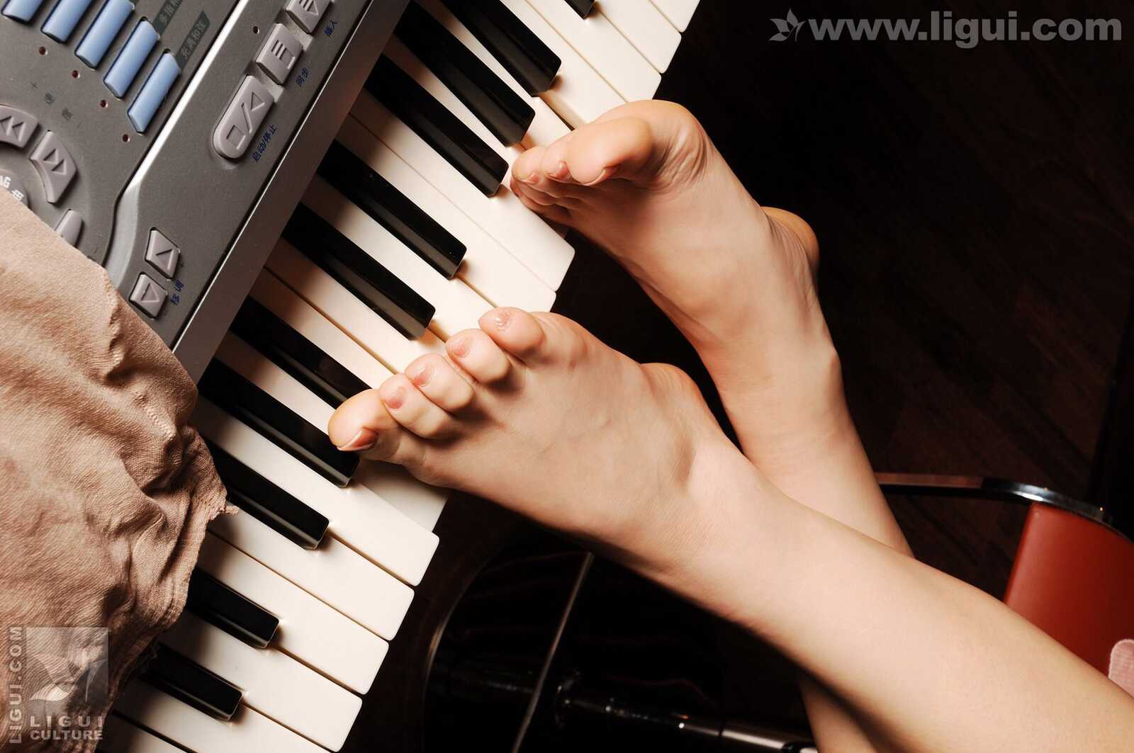 Model 由美《音乐私家教师的性感肉丝》 [丽柜Li第1张