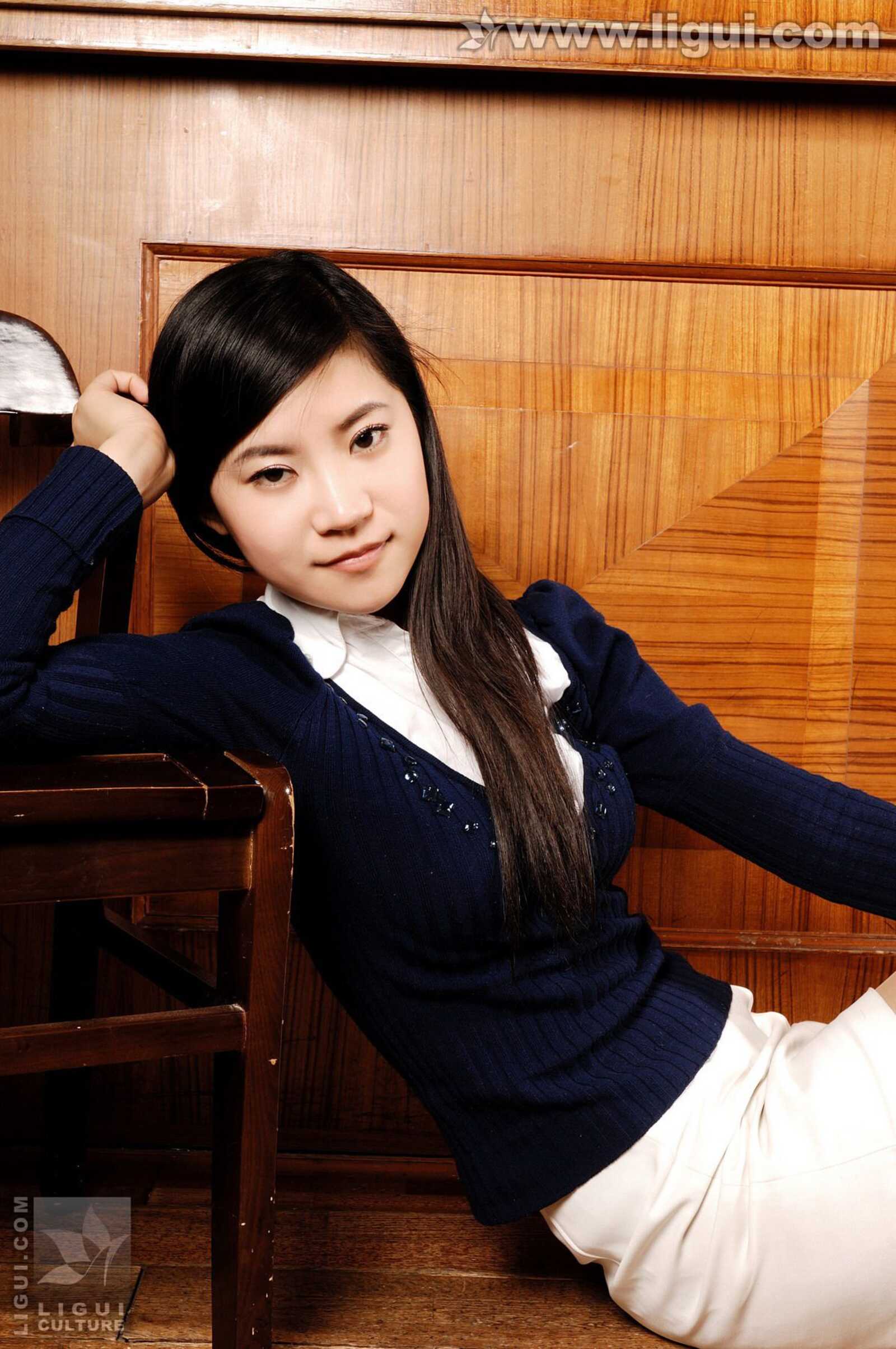 Model 卡鲁鲁《卖酒小姐吧台向客人献媚》 [丽柜第9张