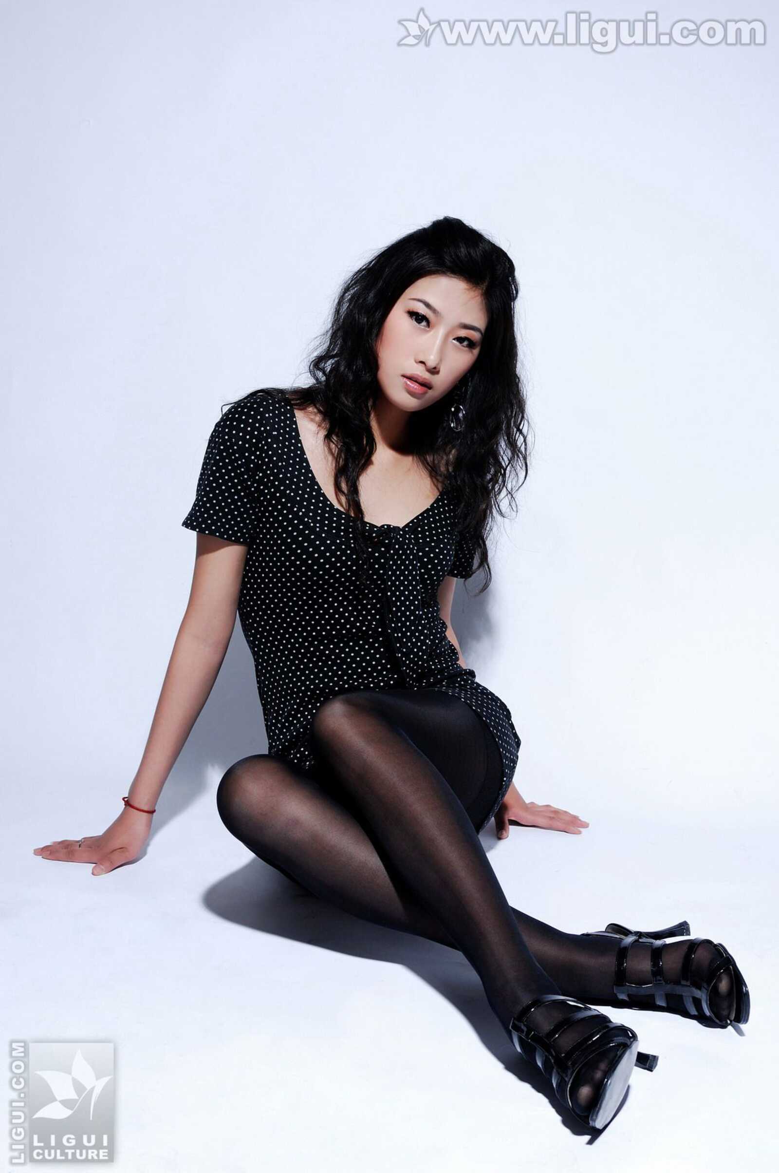 [丽柜LiGui] Model 王玉《黑丝美女新丽人》美腿玉足第11张