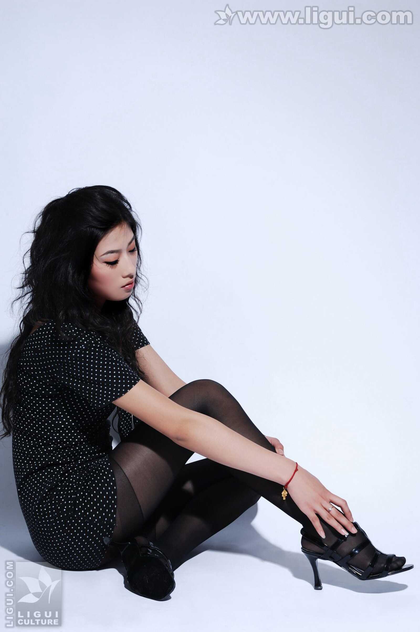 [丽柜LiGui] Model 王玉《黑丝美女新丽人》美腿玉足第7张