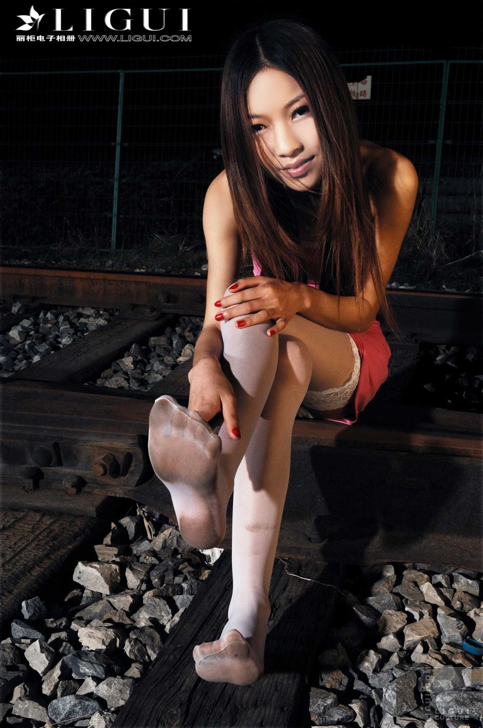 Model 文欣《诱惑的白丝》 [丽柜LiGui] 美腿玉足写第6张