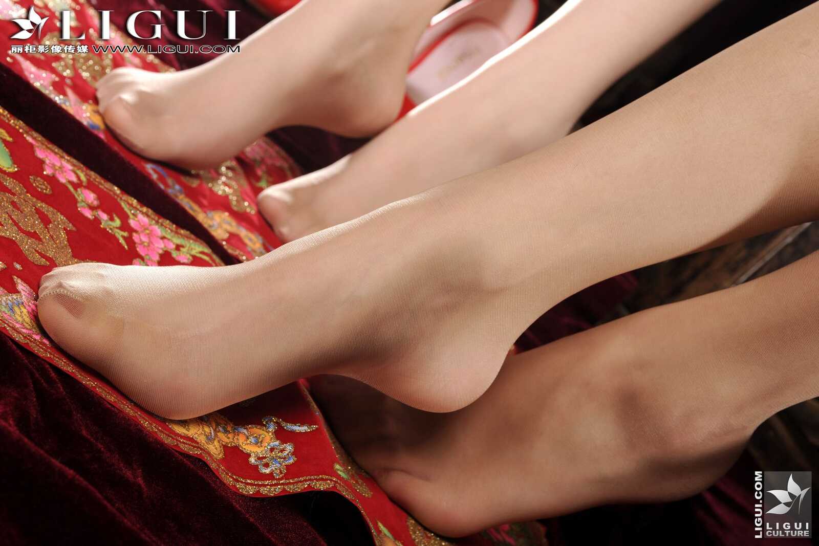 Model 桃子、Vicky《2011新年丝足特辑》 [丽柜LiGui第4张