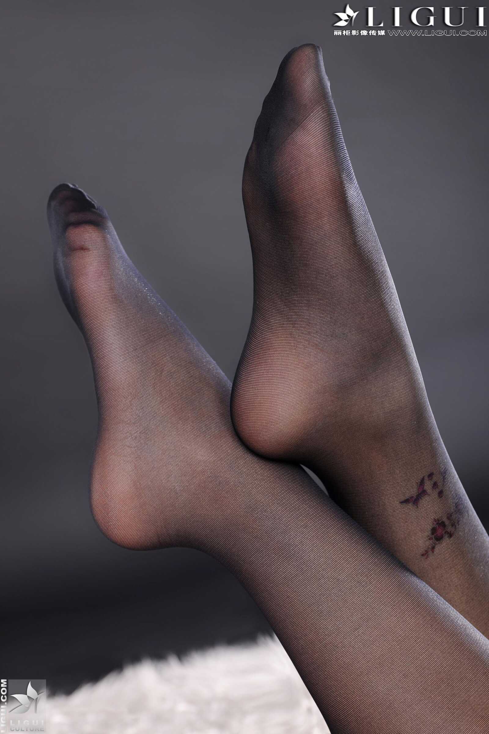 Model 侨侨《丁字裤黑丝美足》 [丽柜LiGui] 美腿玉第3张