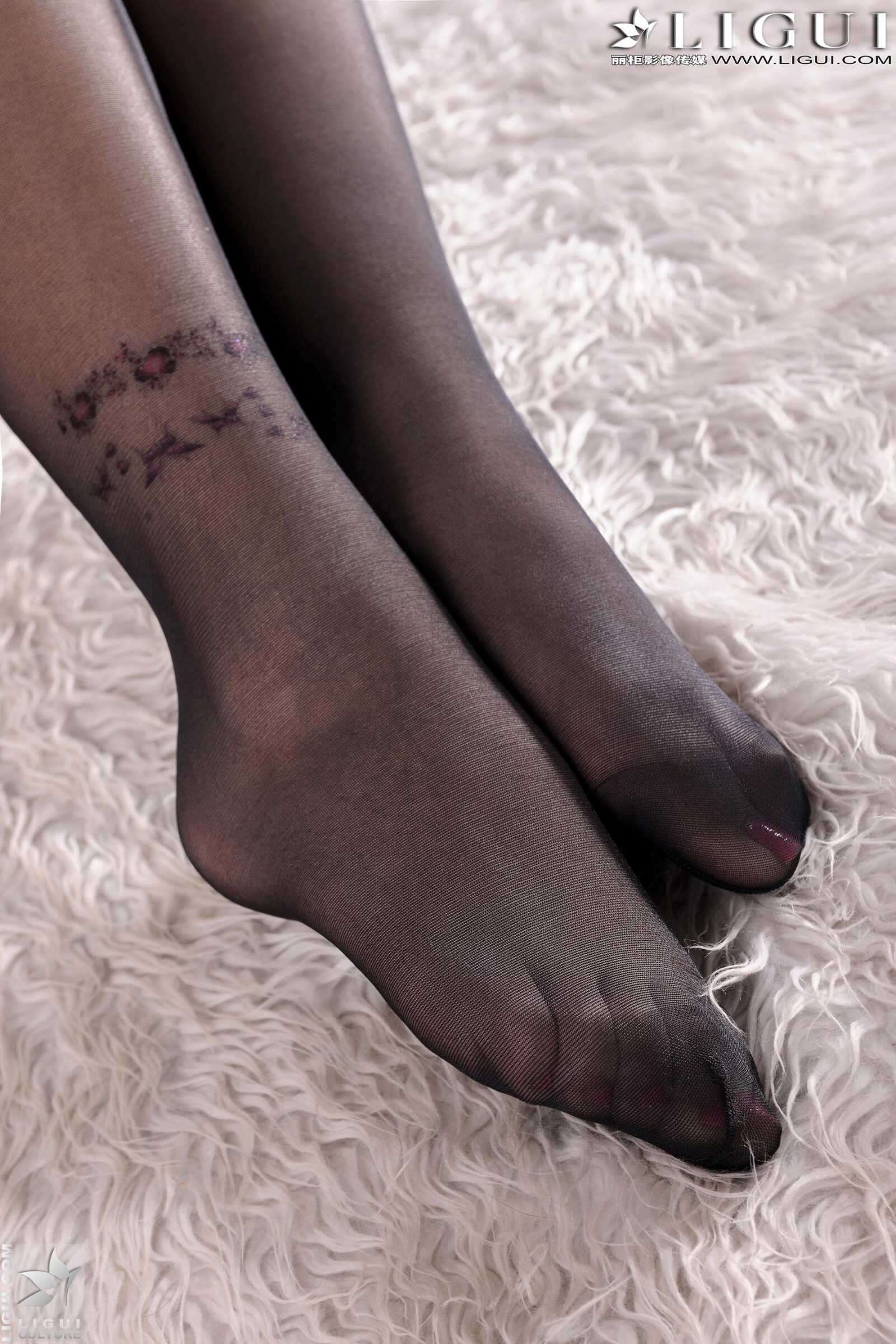 Model 侨侨《丁字裤黑丝美足》 [丽柜LiGui] 美腿玉第1张