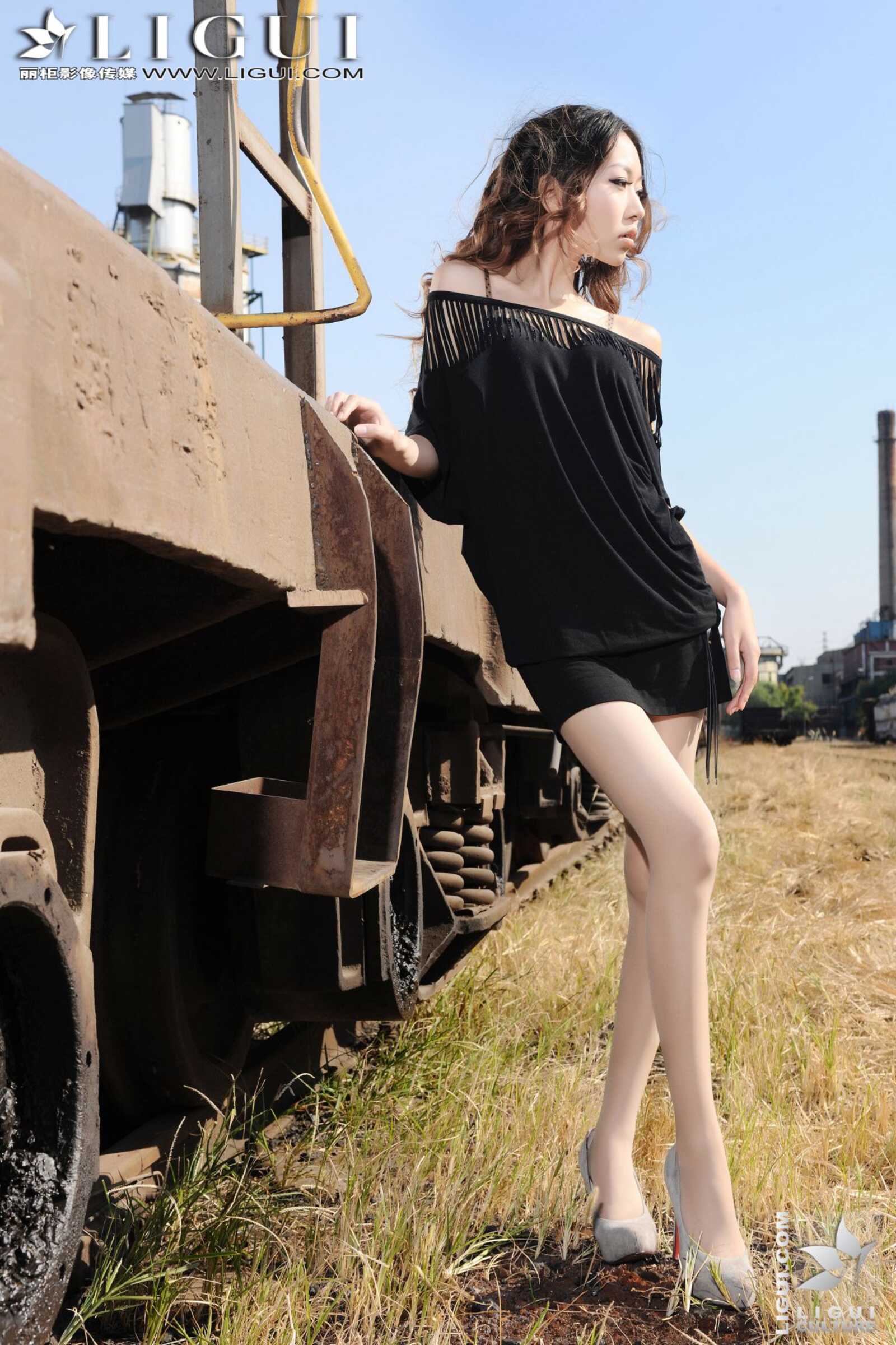 Model 文欣《小镇火车站的美腿诱惑》上下合集第10张