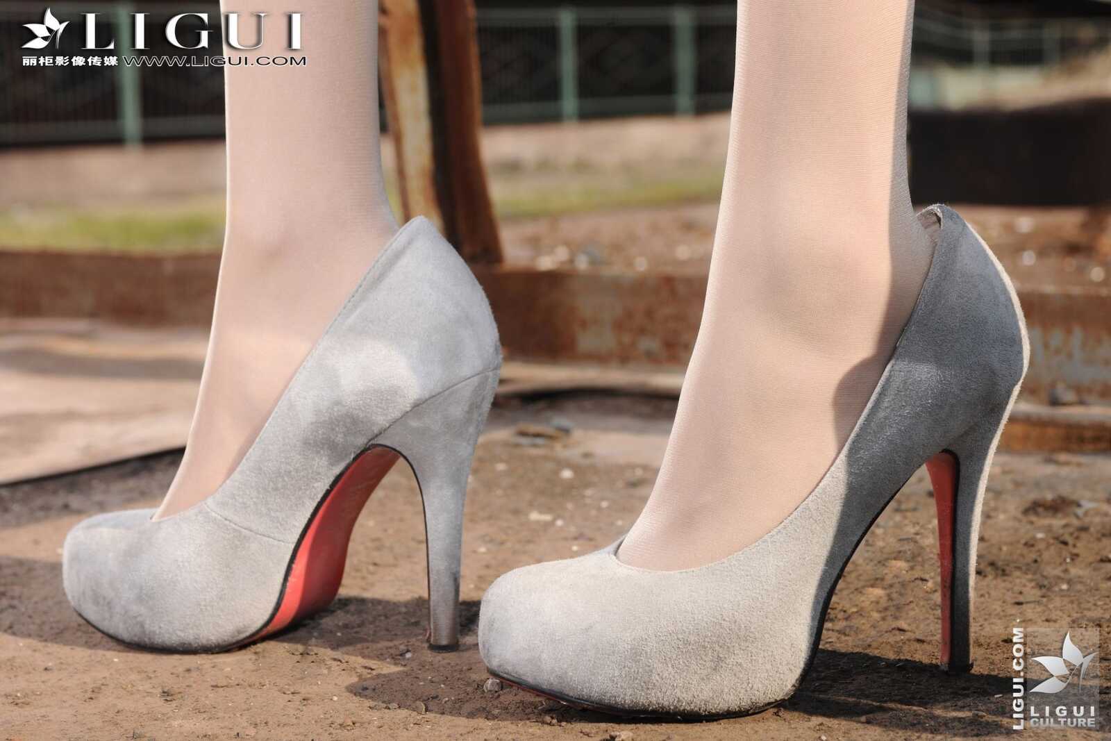 Model 文欣《小镇火车站的美腿诱惑》上下合集第4张