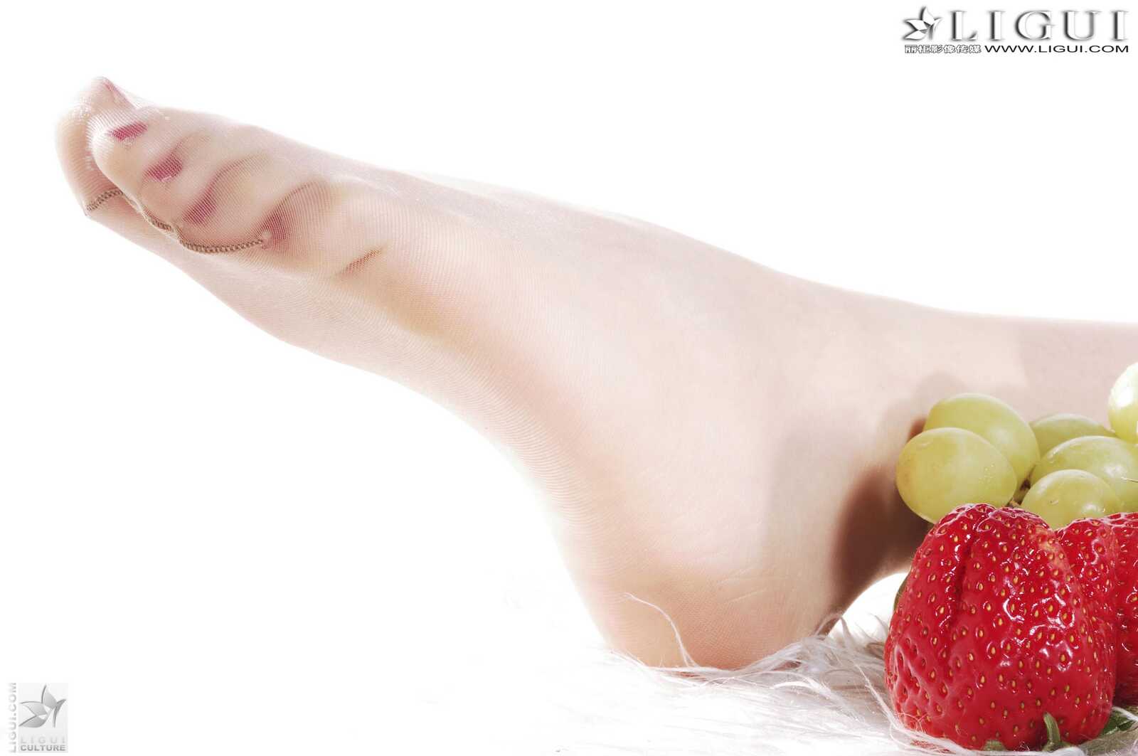 Model 雯雯《水果玉足》 [丽柜LiGui] 美足写真图片第6张