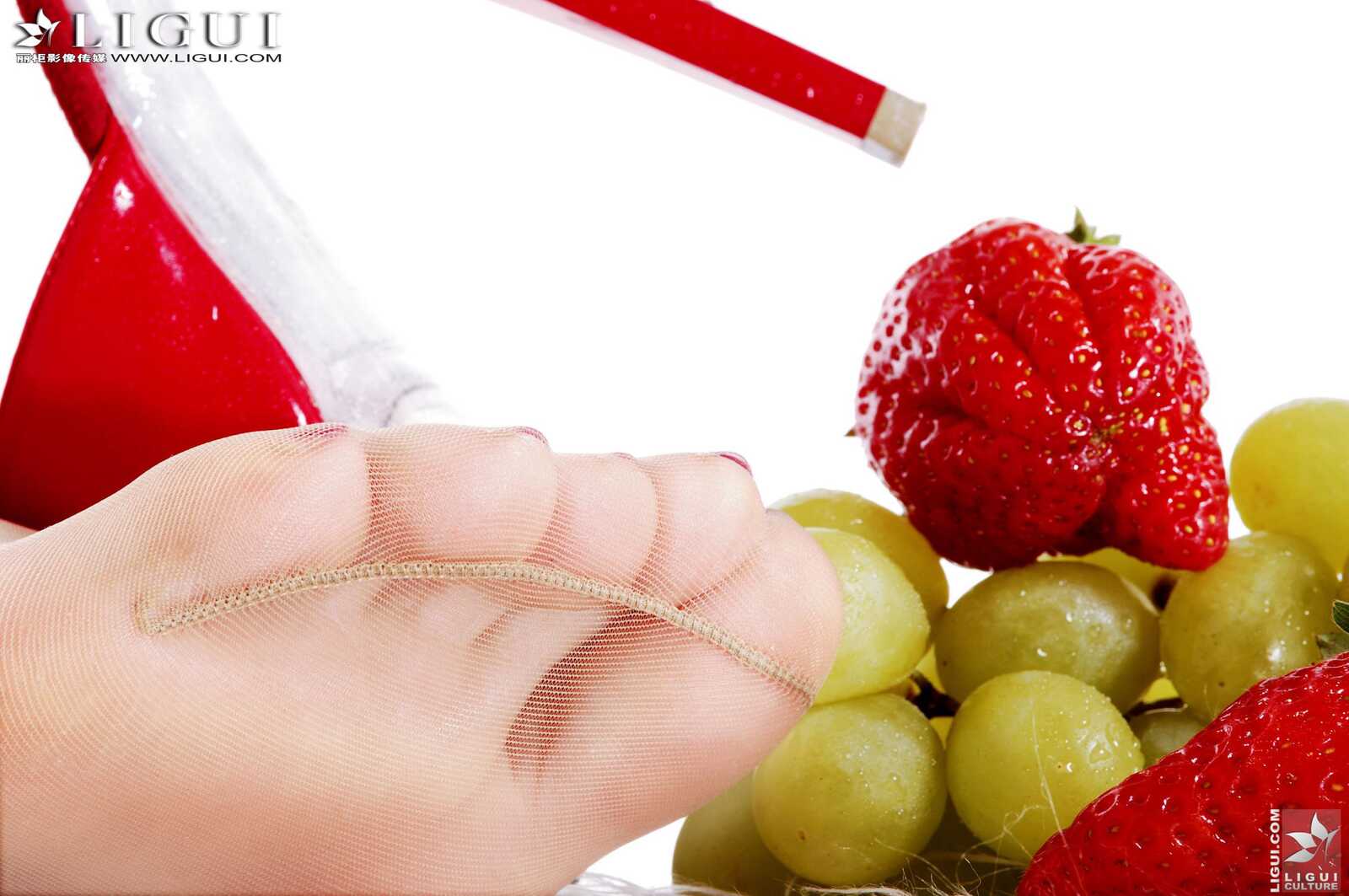 Model 雯雯《水果玉足》 [丽柜LiGui] 美足写真图片第5张