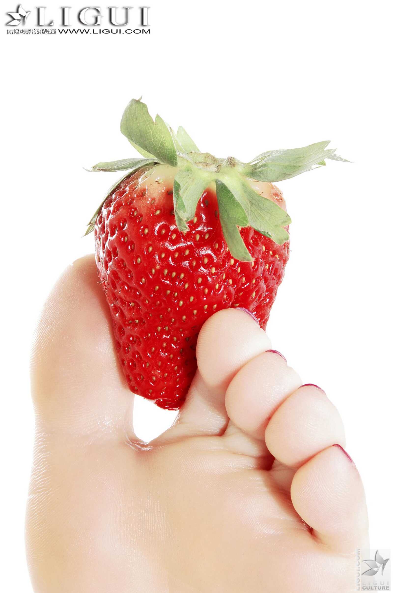 Model 雯雯《水果玉足》 [丽柜LiGui] 美足写真图片第1张