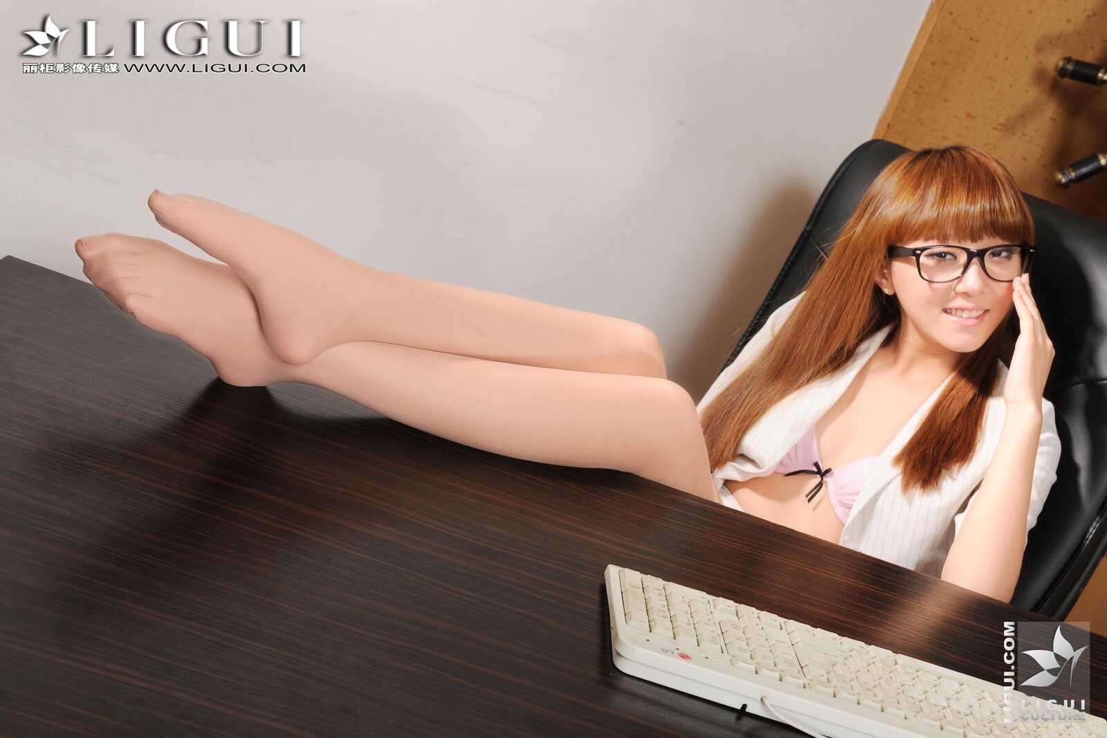 Model 桃子《办公室丝足秀》上下合集 [丽柜LiGui第14张