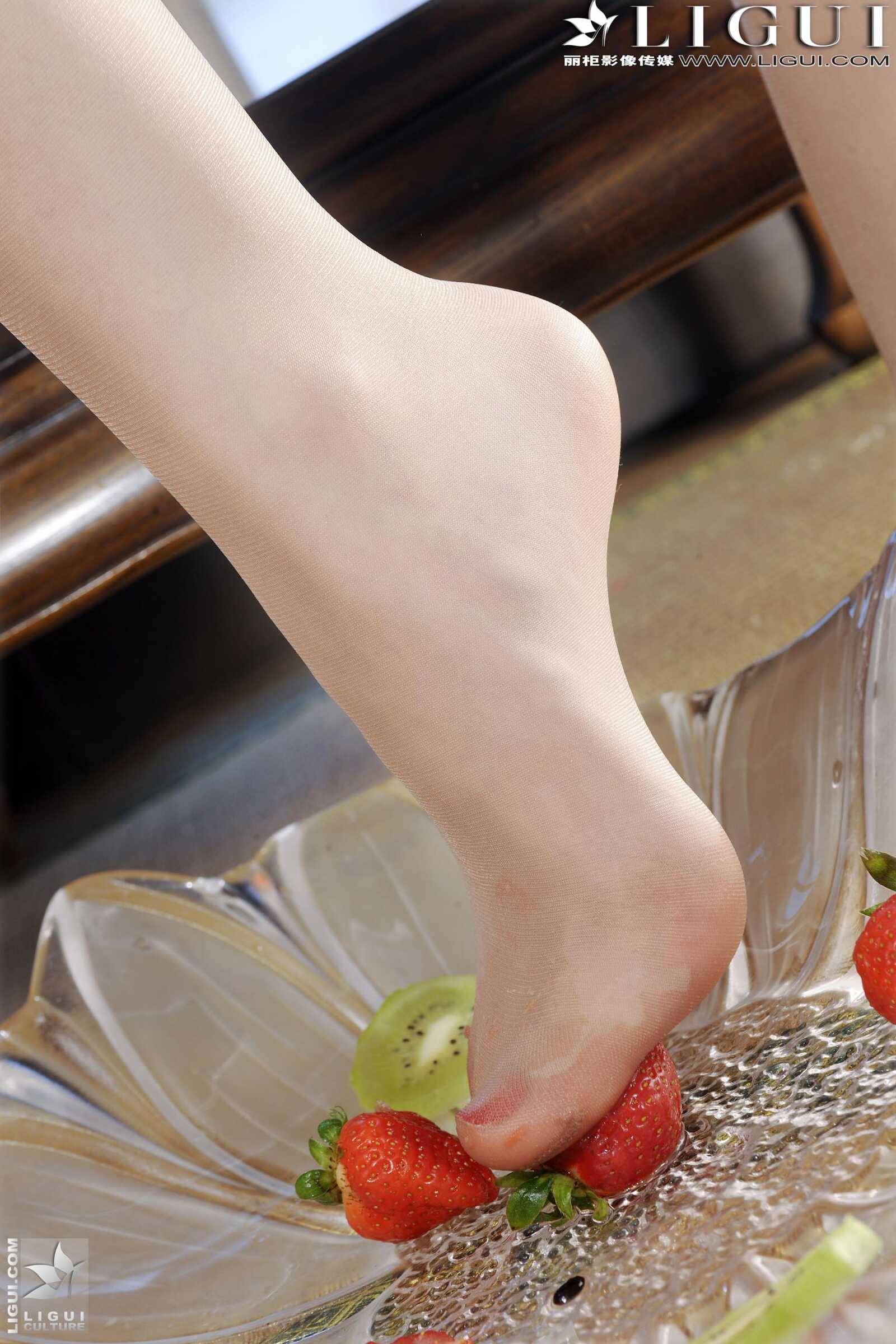 Model 文欣《和服睡衣水果丝足》 [丽柜LiGui] 美腿第2张