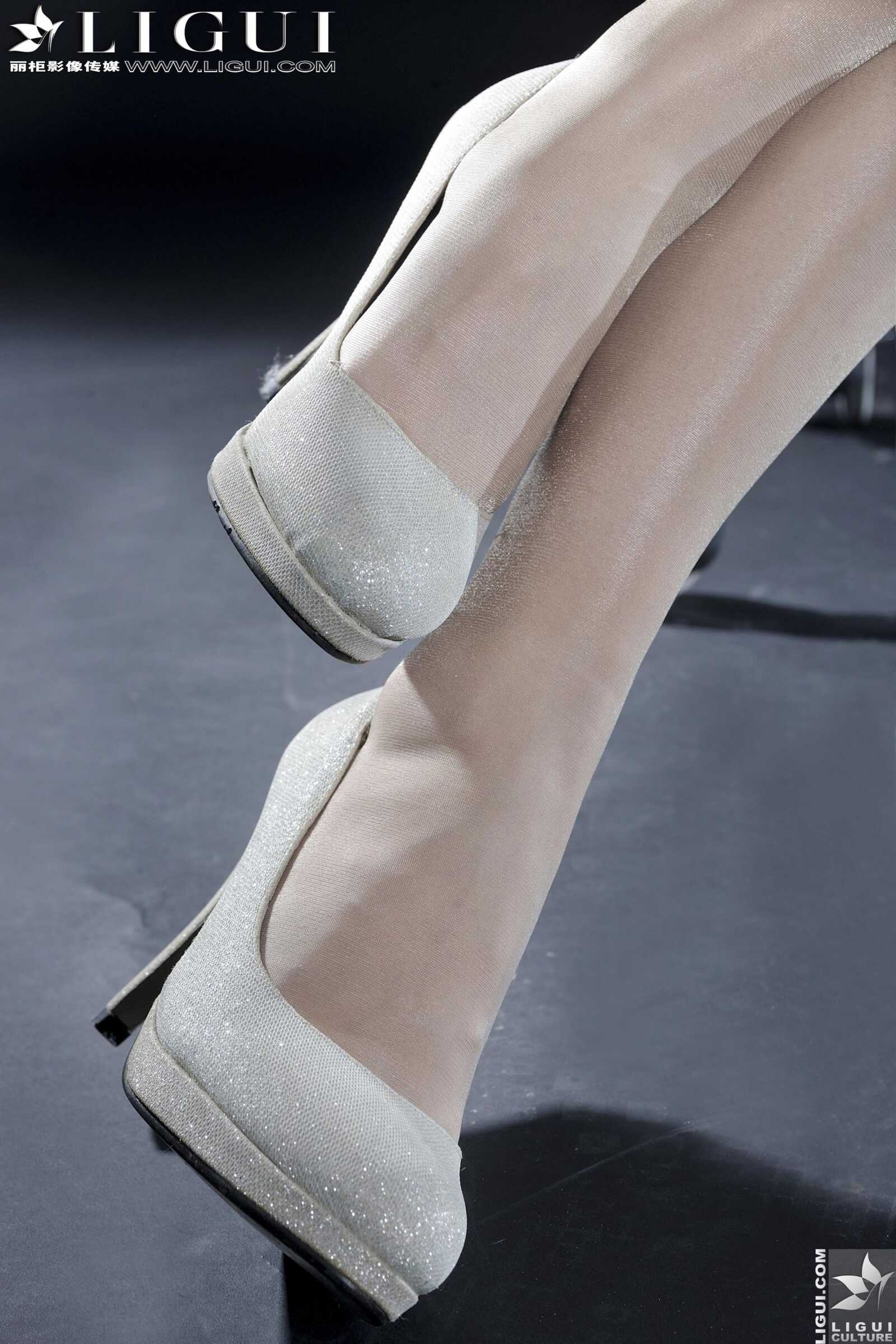 [丽柜LiGui] Model 依依《职场丽人》 美腿玉足写真第9张