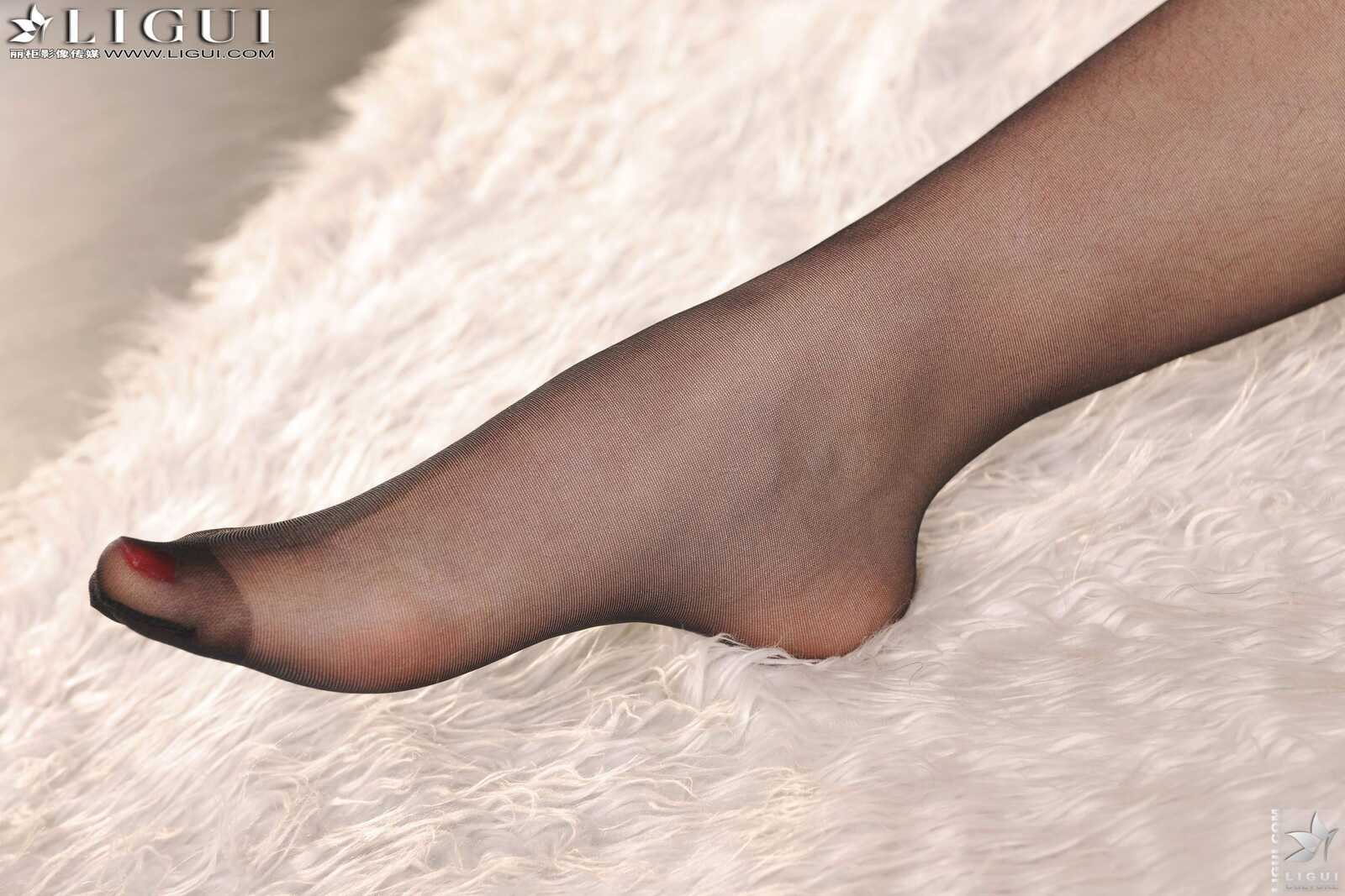 [丽柜LiGui] Model 允儿《黑丝OL职业装》 美腿玉足写第11张