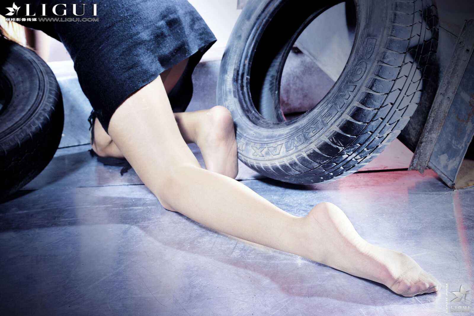 Model 小杨幂《轮胎旁的丝足女郎》上下全集 [丽柜第7张