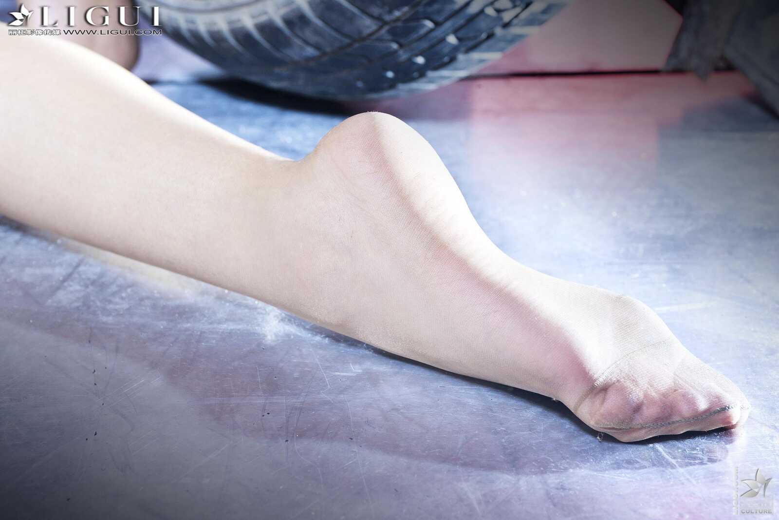 Model 小杨幂《轮胎旁的丝足女郎》上下全集 [丽柜第6张