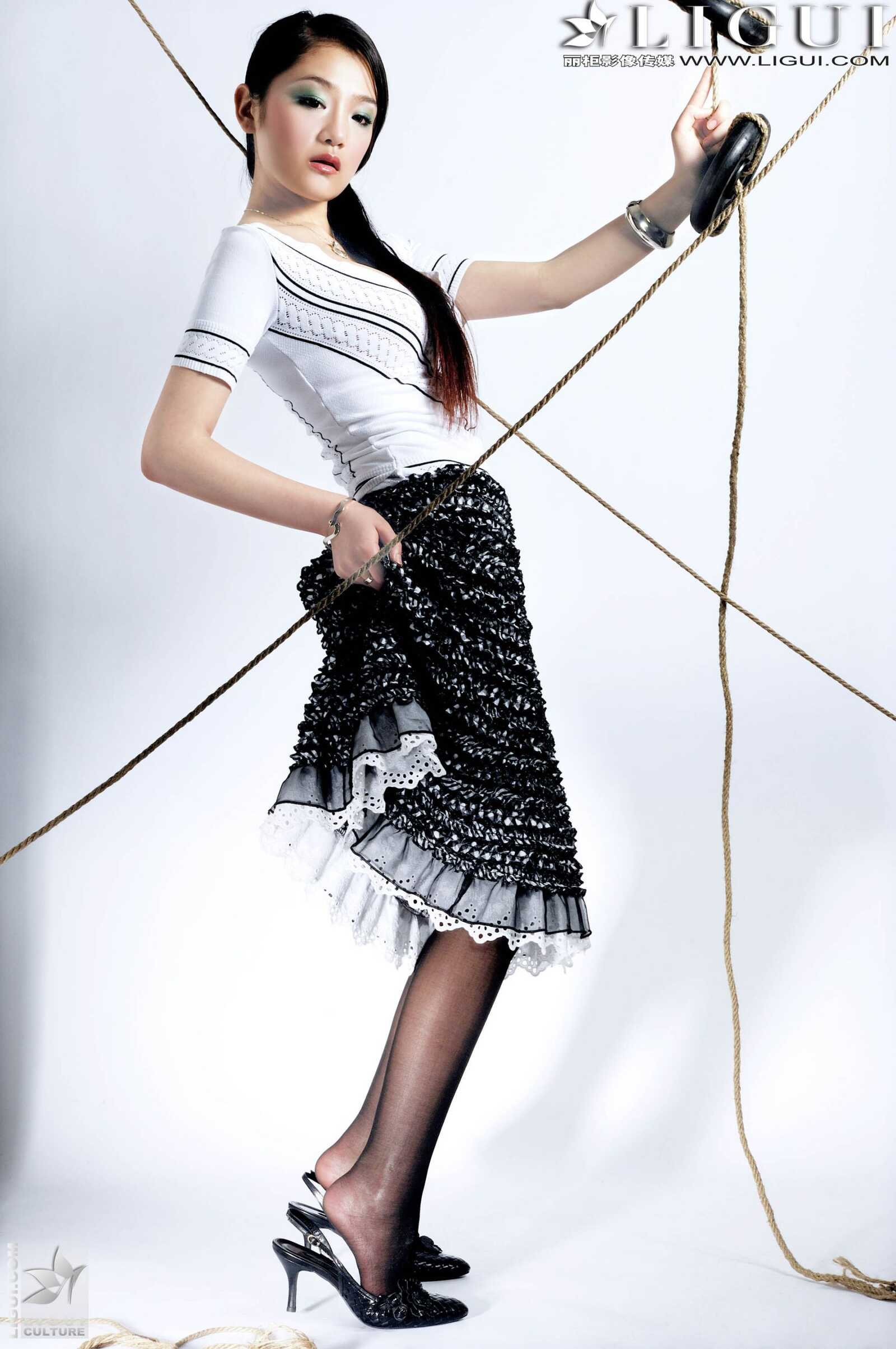 Model 张静研《白衬衫时尚白丝女郎》[丽柜贵足第1张