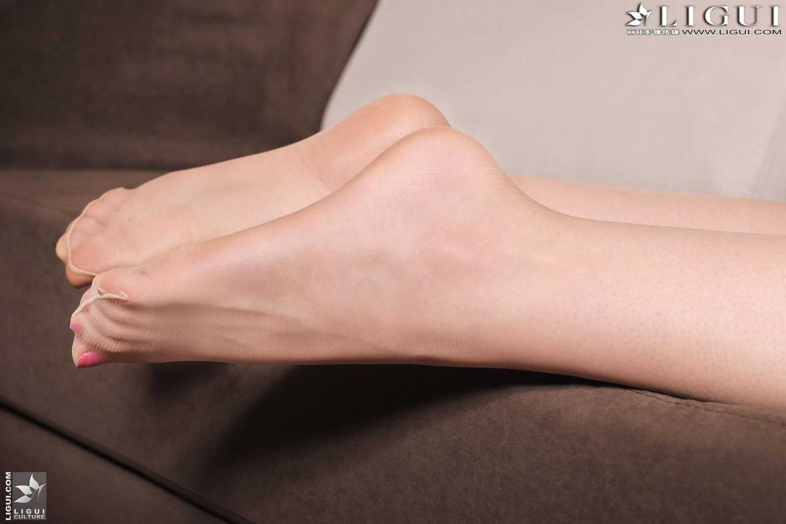 Model 允儿《超短裙高跟美足》上下全集 [丽柜贵足第4张