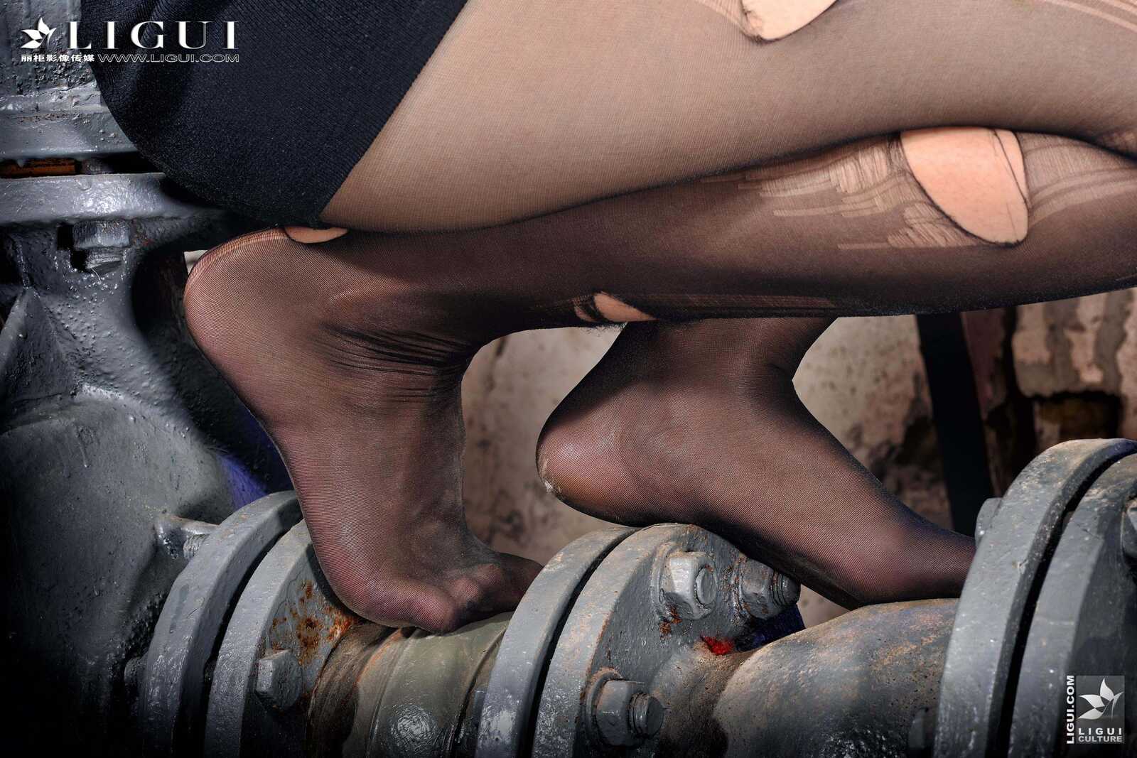 Model 薇薇《黑丝镣铐女警》 [丽柜贵足LiGui] 美腿第6张