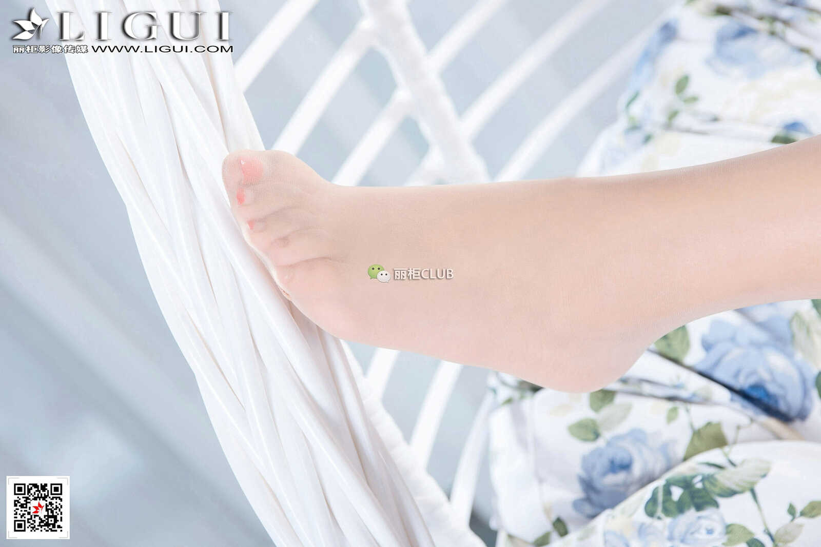 Model 刘悦《摇篮椅丝足美腿》 [丽柜Ligui] 写真集第14张