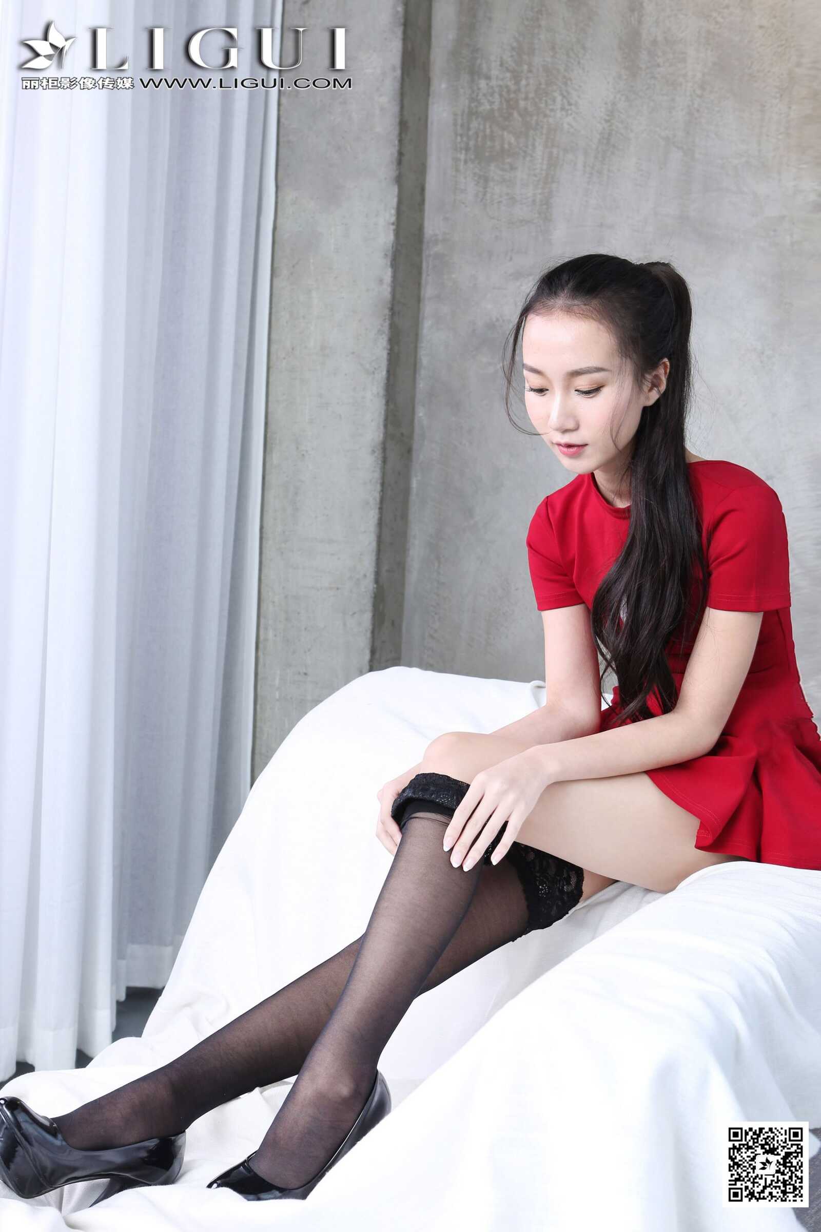 红烛《黑丝红裙少女》 [丽柜贵足学校] 美腿写真第5张