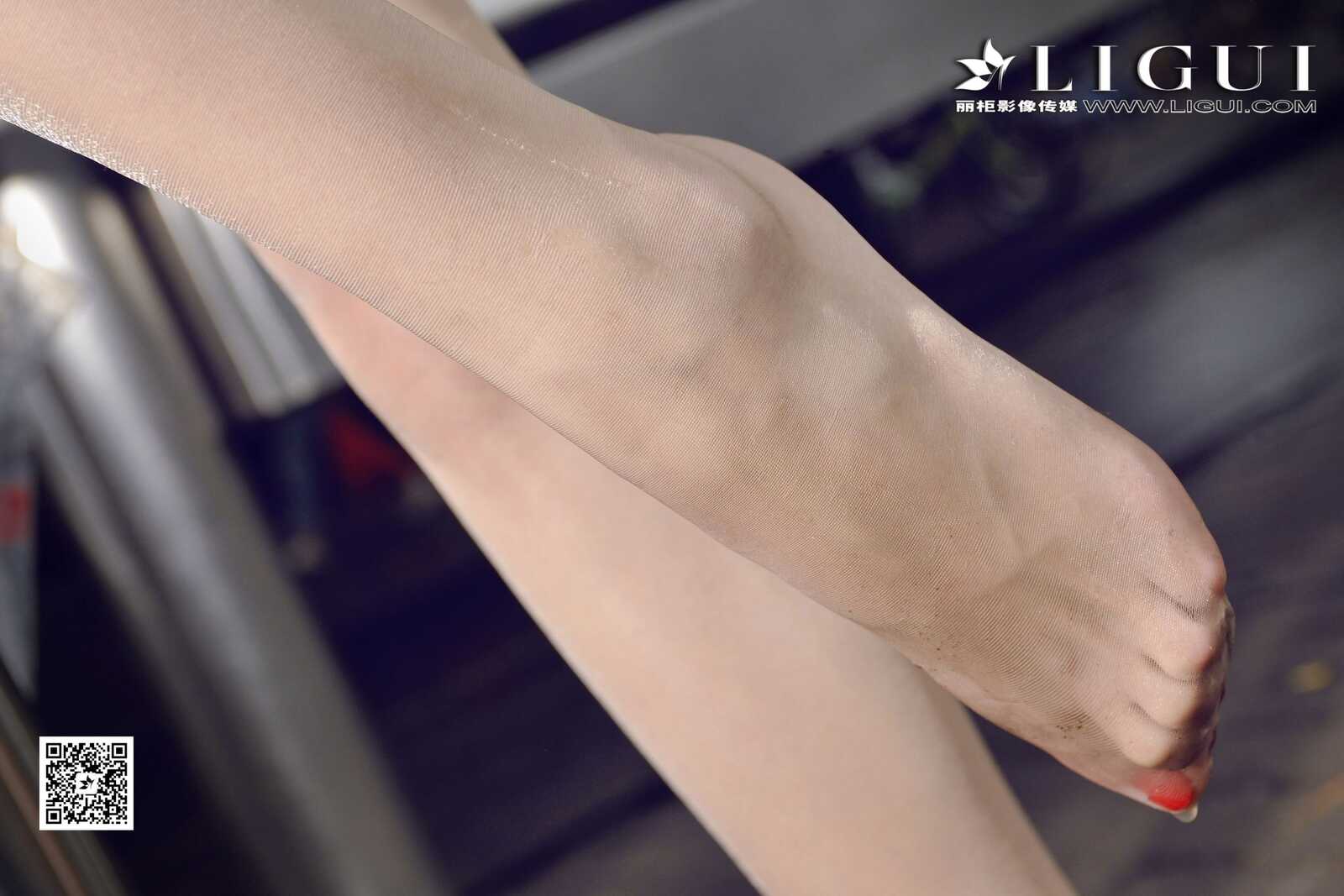 可馨《下雨天街拍OL》 [丽柜] 美腿丝足写真集第3张