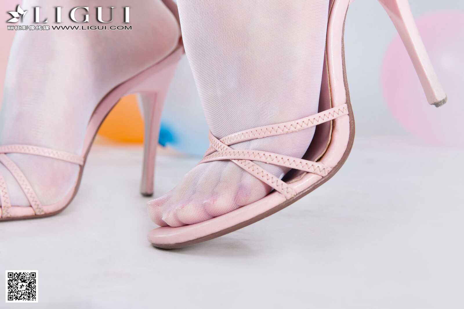 Model 乐乐《可爱吊带牛仔+白丝高跟》上中下全集第15张