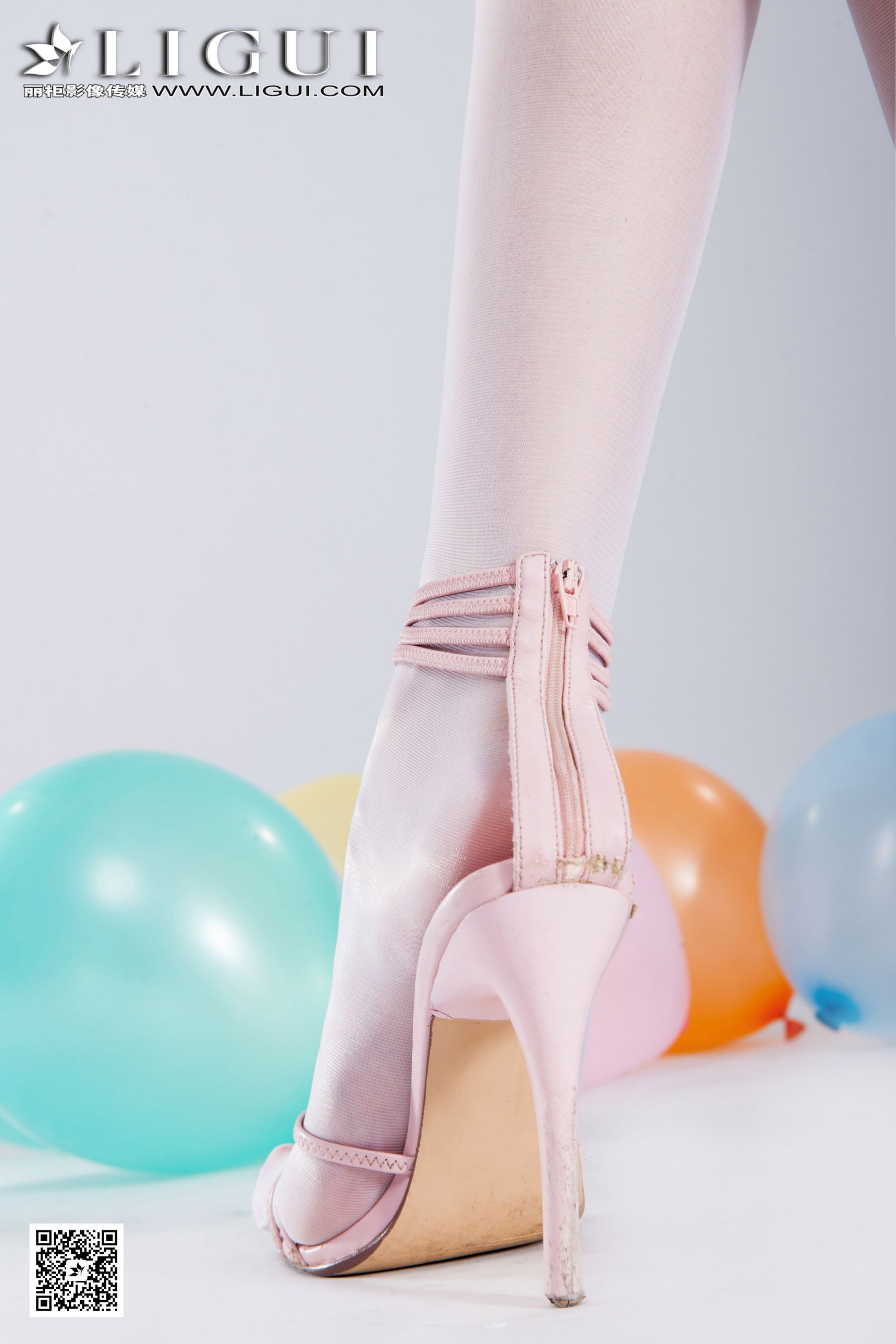 Model 乐乐《可爱吊带牛仔+白丝高跟》上中下全集第14张