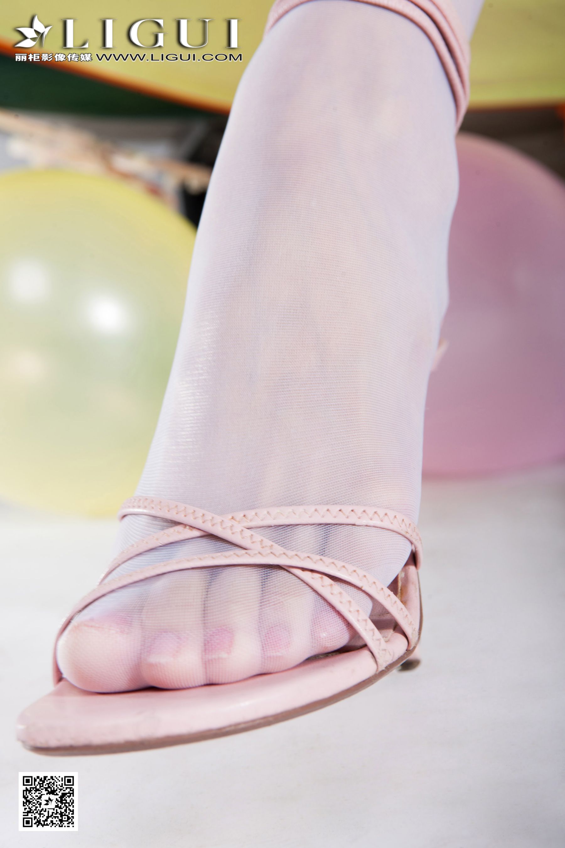 Model 乐乐《可爱吊带牛仔+白丝高跟》上中下全集第10张