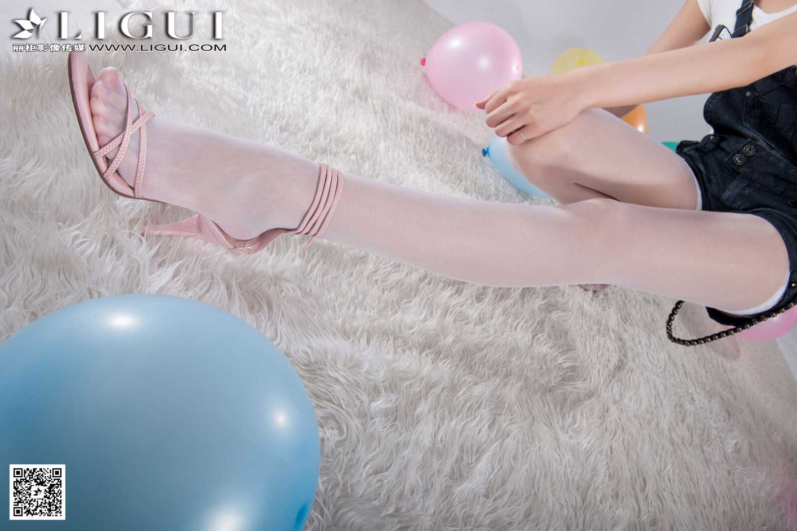 Model 乐乐《可爱吊带牛仔+白丝高跟》上中下全集第8张