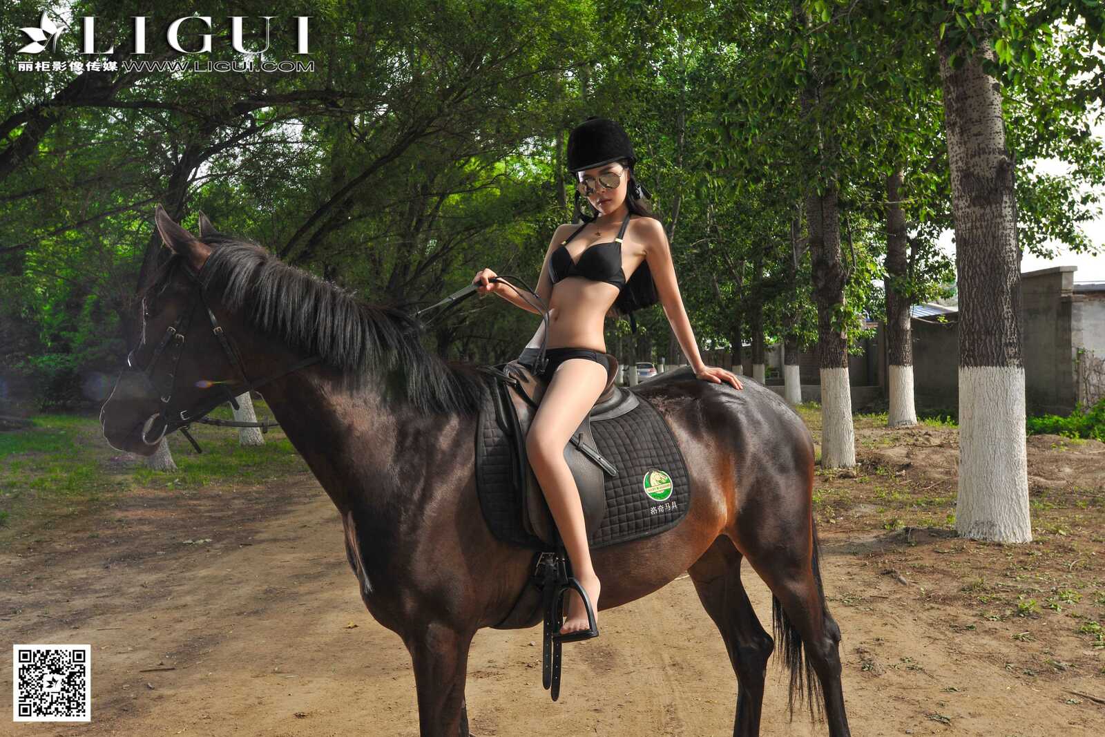 Model Kitty《比基尼女郎丝足外拍》上下全集 [丽柜第13张