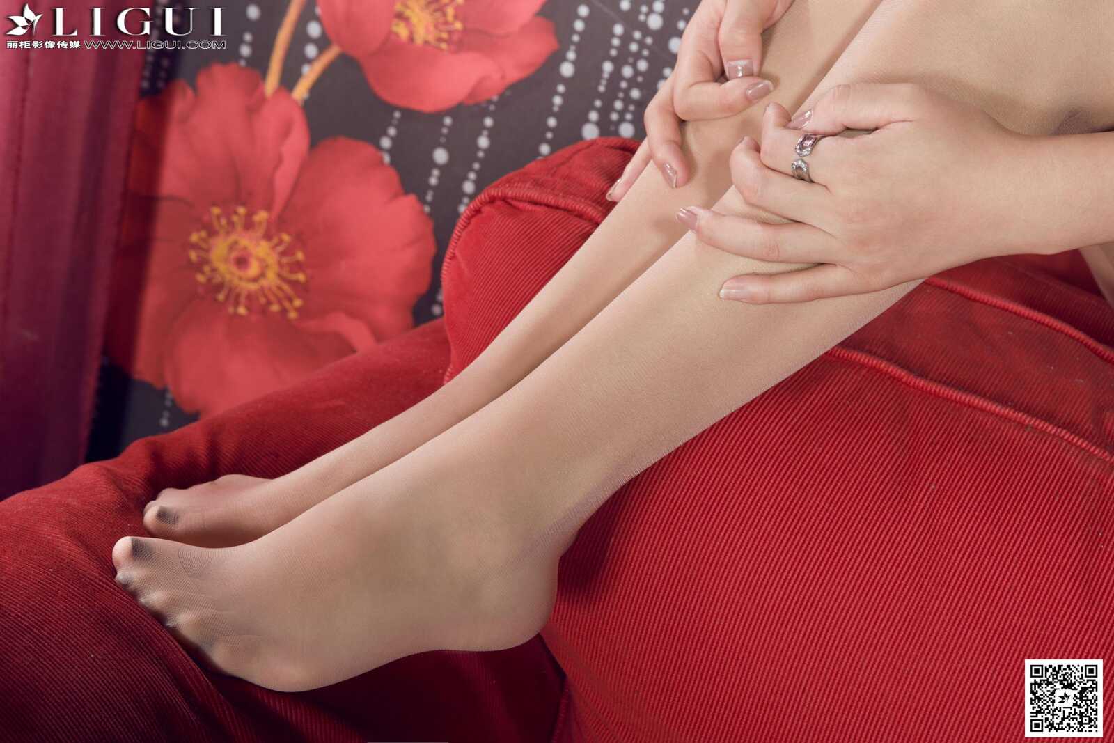 [丽柜LiGui] Model 英子《沙发上的和服丝足高跟》美第10张