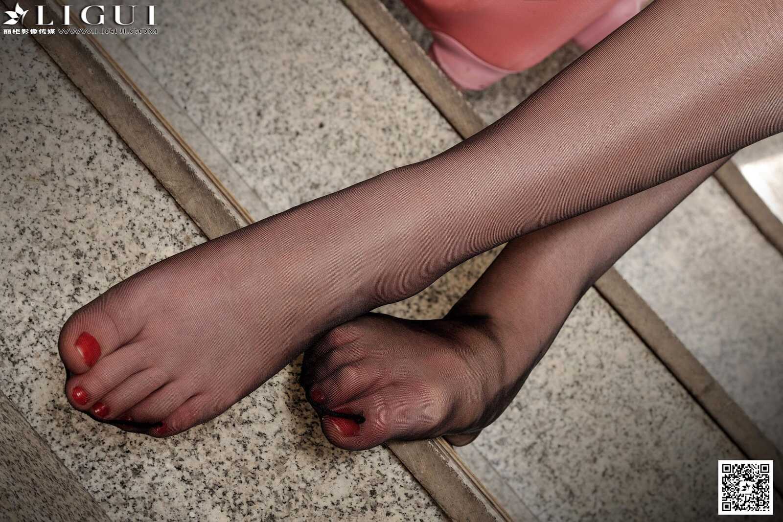 Model 允儿《牛仔黑丝女郎去旅行》[丽柜LiGui] 美腿第4张