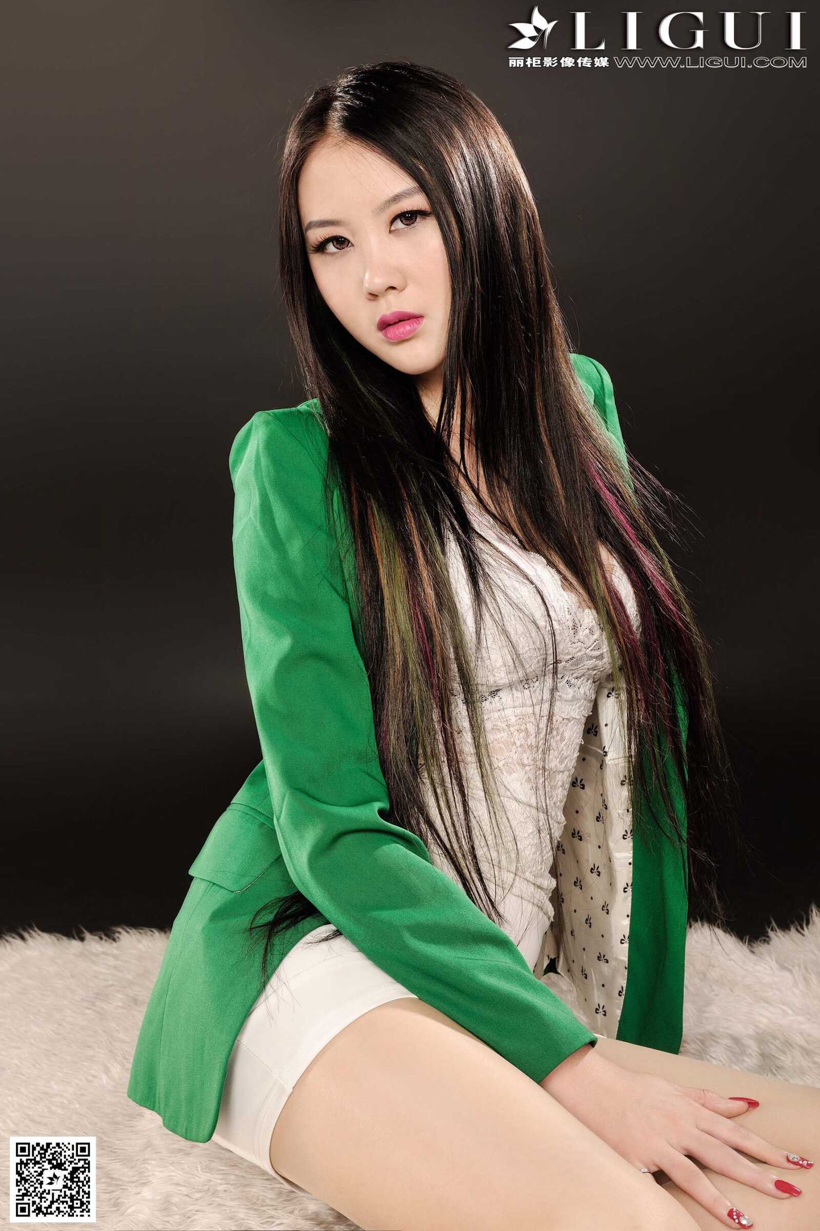 [丽柜LiGui] Model 菲菲《绿色职业装丽人丝足》美腿第12张