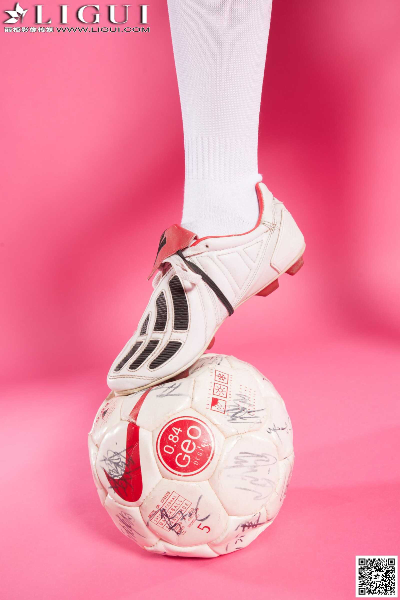 Model 曼蒂《足球宝贝》 [丽柜LiGui] 美腿玉足写真第16张