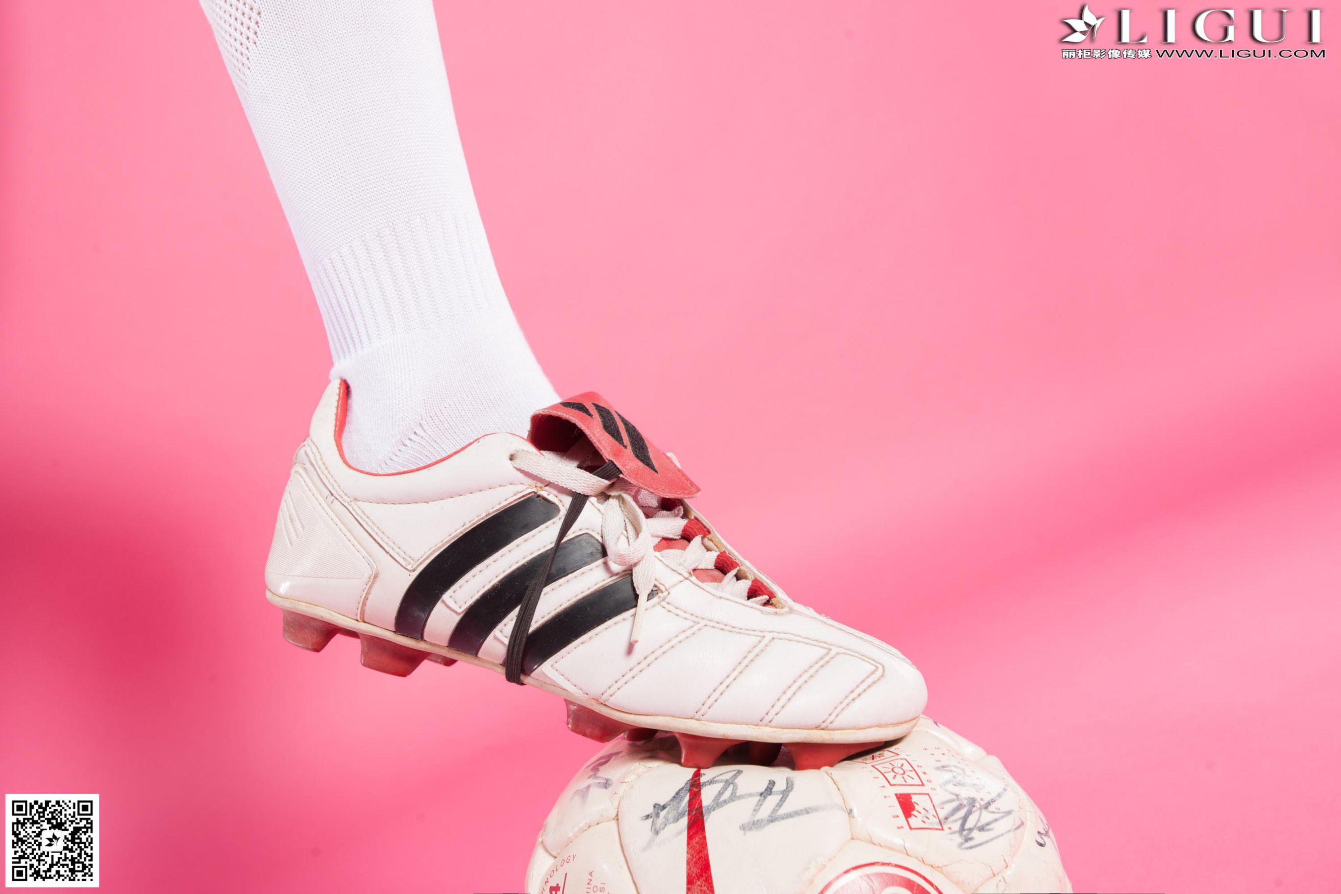 Model 曼蒂《足球宝贝》 [丽柜LiGui] 美腿玉足写真第14张