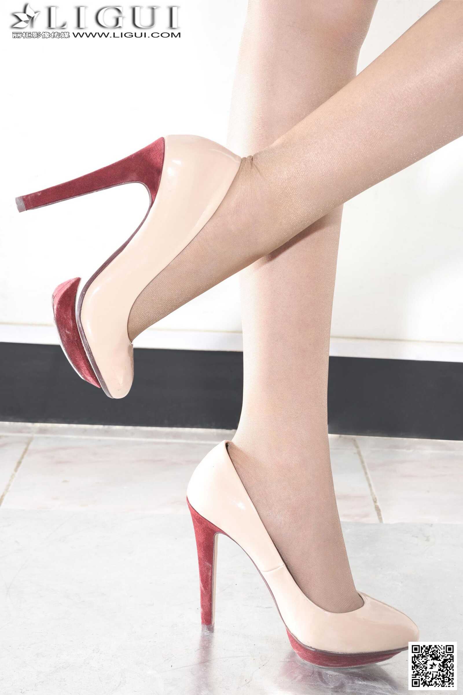 Model 可馨《木桌上的肉丝袜美足》上下全集 [丽柜第17张