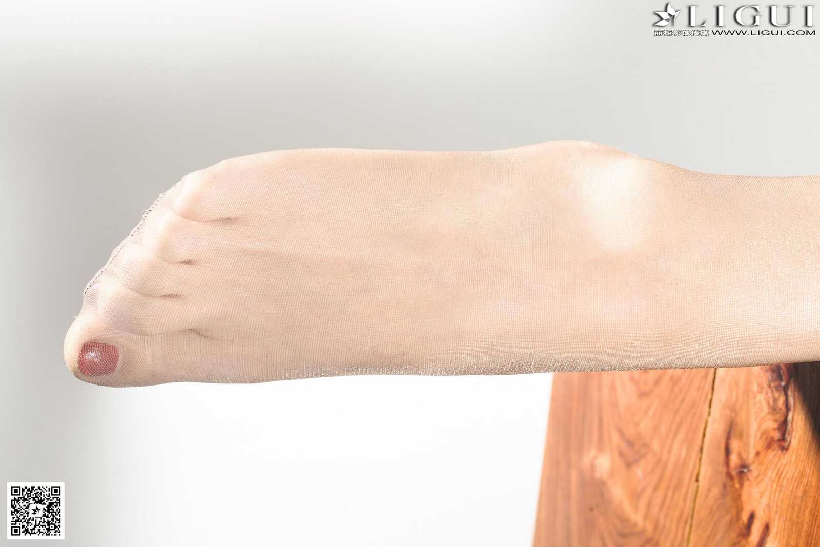 Model 可馨《木桌上的肉丝袜美足》上下全集 [丽柜第4张