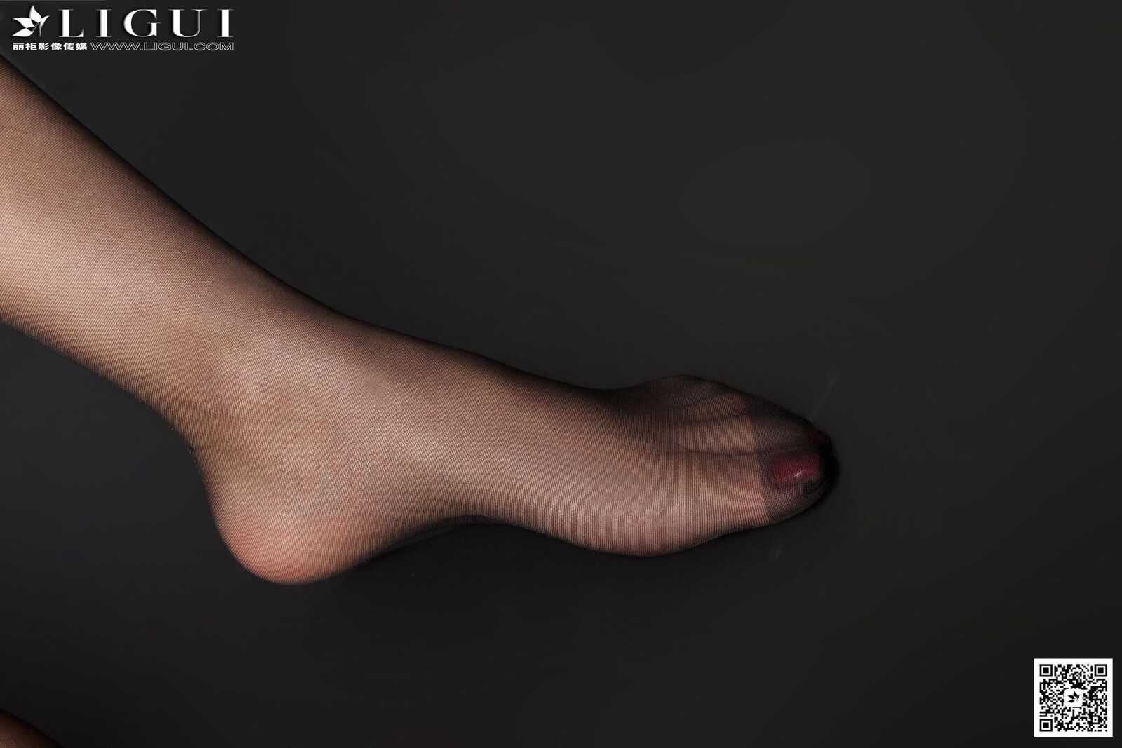 [丽柜LiGui] Model 凌凌《棚拍黑丝高跟美足》美腿玉第4张