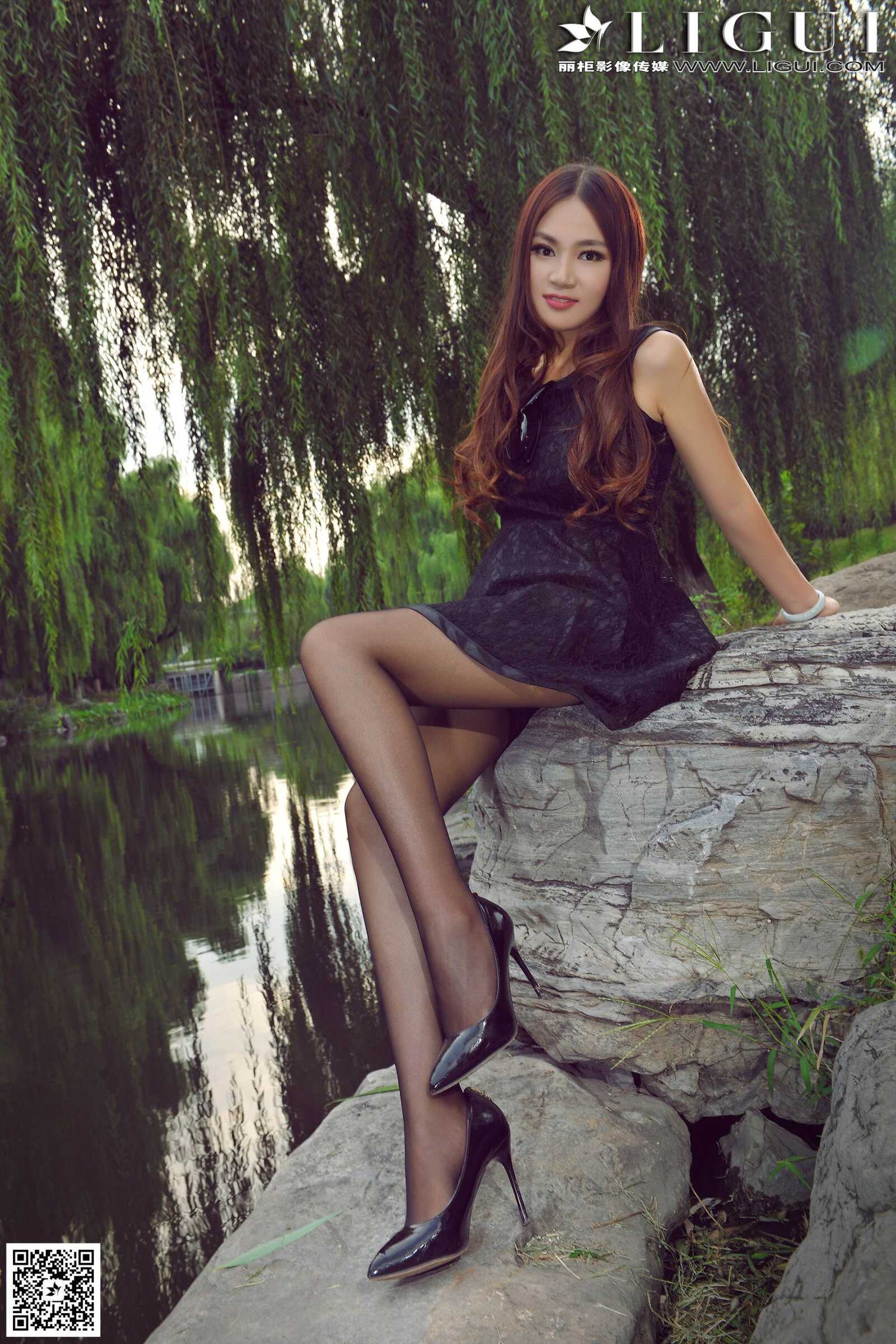 Model 叶子《公园黑丝高跟时尚外拍》上下全集第14张