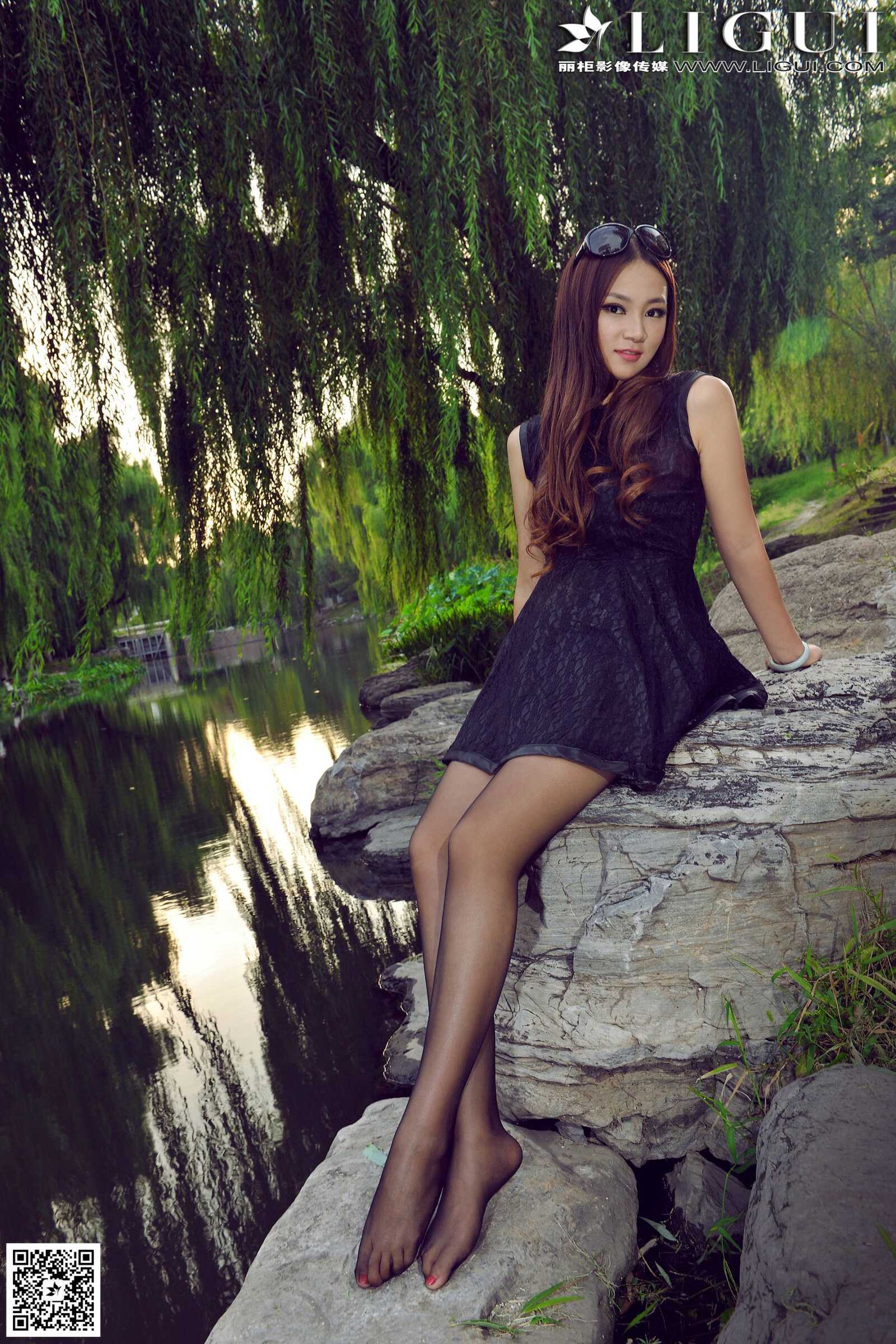 Model 叶子《公园黑丝高跟时尚外拍》上下全集第10张