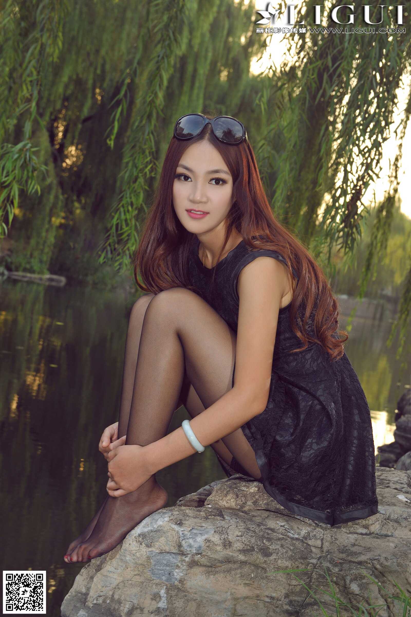 Model 叶子《公园黑丝高跟时尚外拍》上下全集第8张