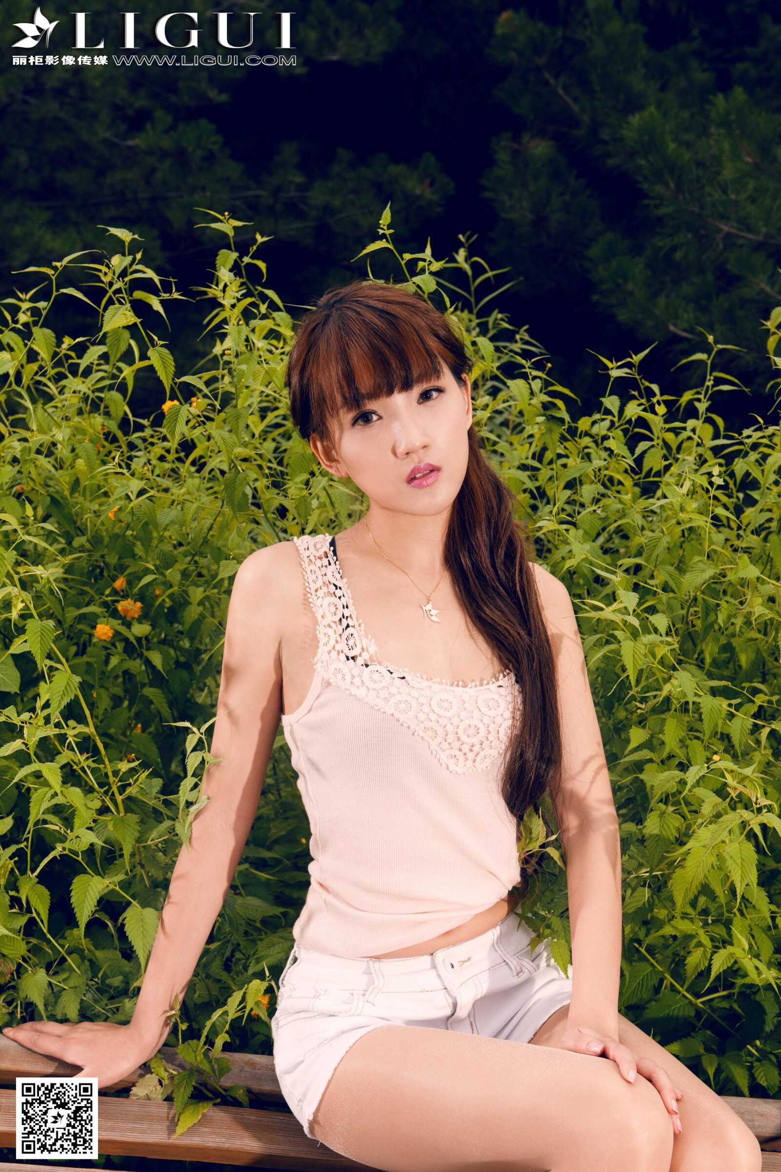 [丽柜LiGui] Model 司琪《极品唯美公园外拍》美腿玉第5张