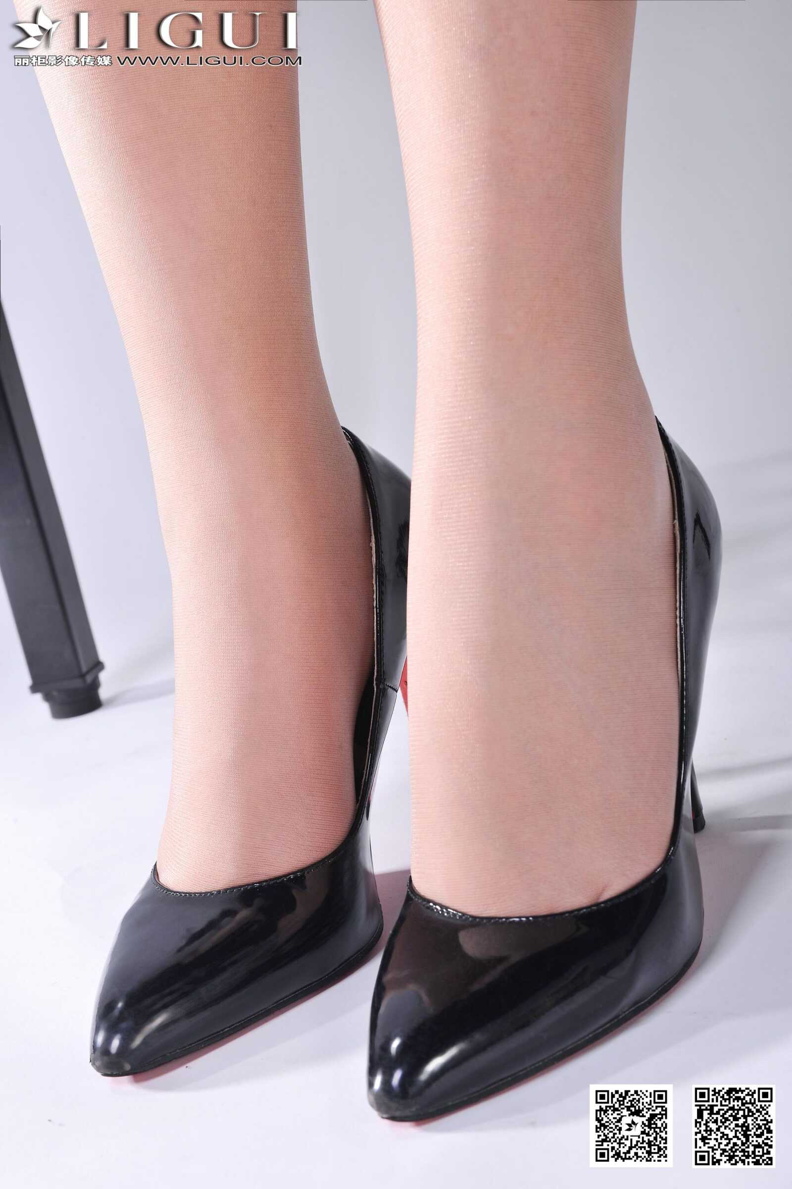 [丽柜LiGui] Model Amily《小眼镜学妹丝足》上下全集第13张