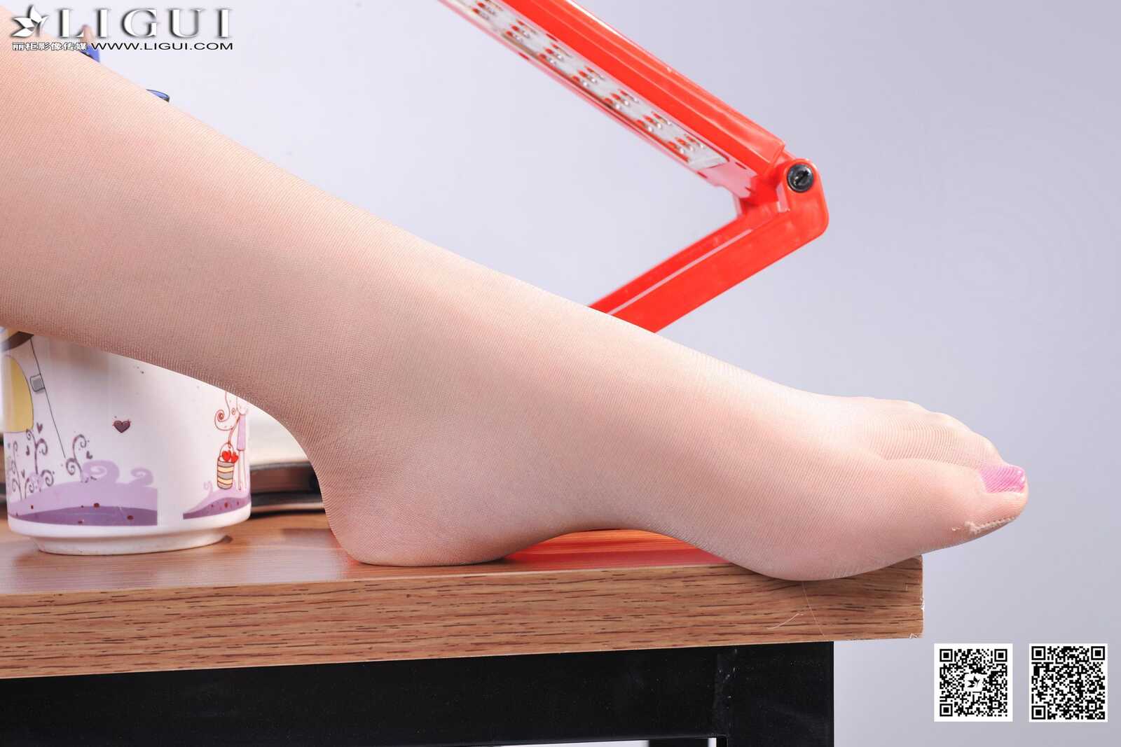 [丽柜LiGui] Model Amily《小眼镜学妹丝足》上下全集第3张