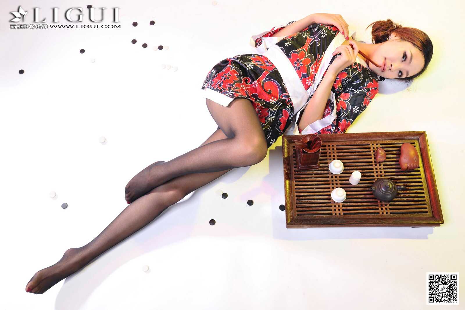 [丽柜LiGui] Model 微微《和服黑丝美足》美腿玉足写第1张