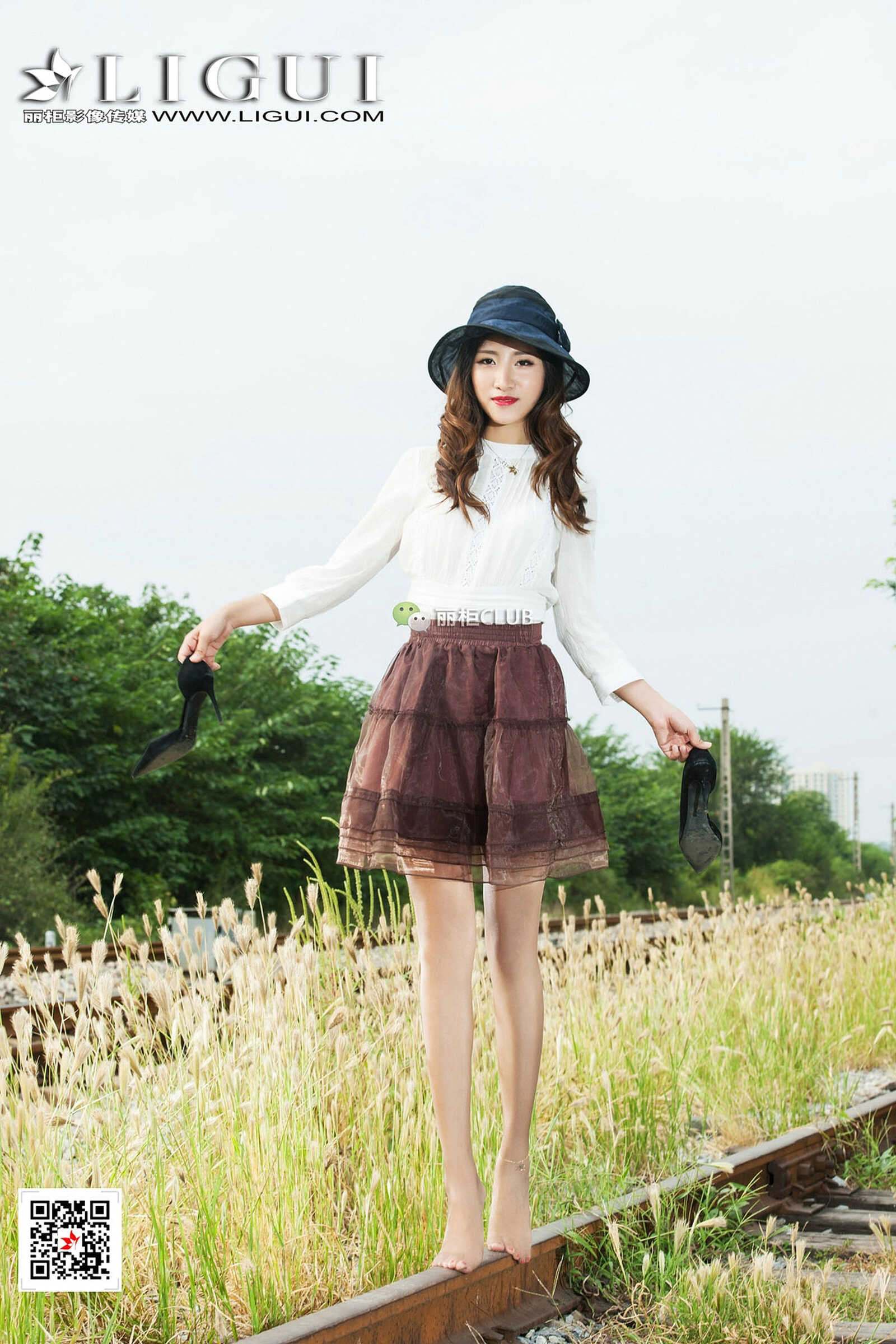 Model 思彤《时尚美腿唯美外拍》 [丽柜Ligui] 写真第2张