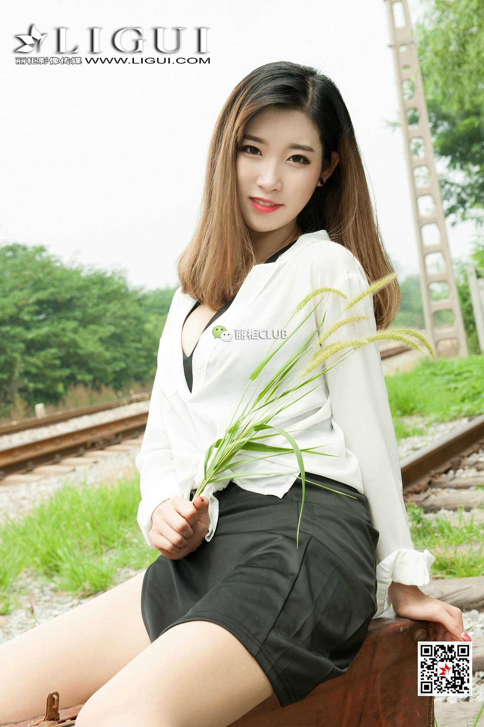 Model 筱筱《火车道OL丝足》 [丽柜Ligui] 写真集第17张