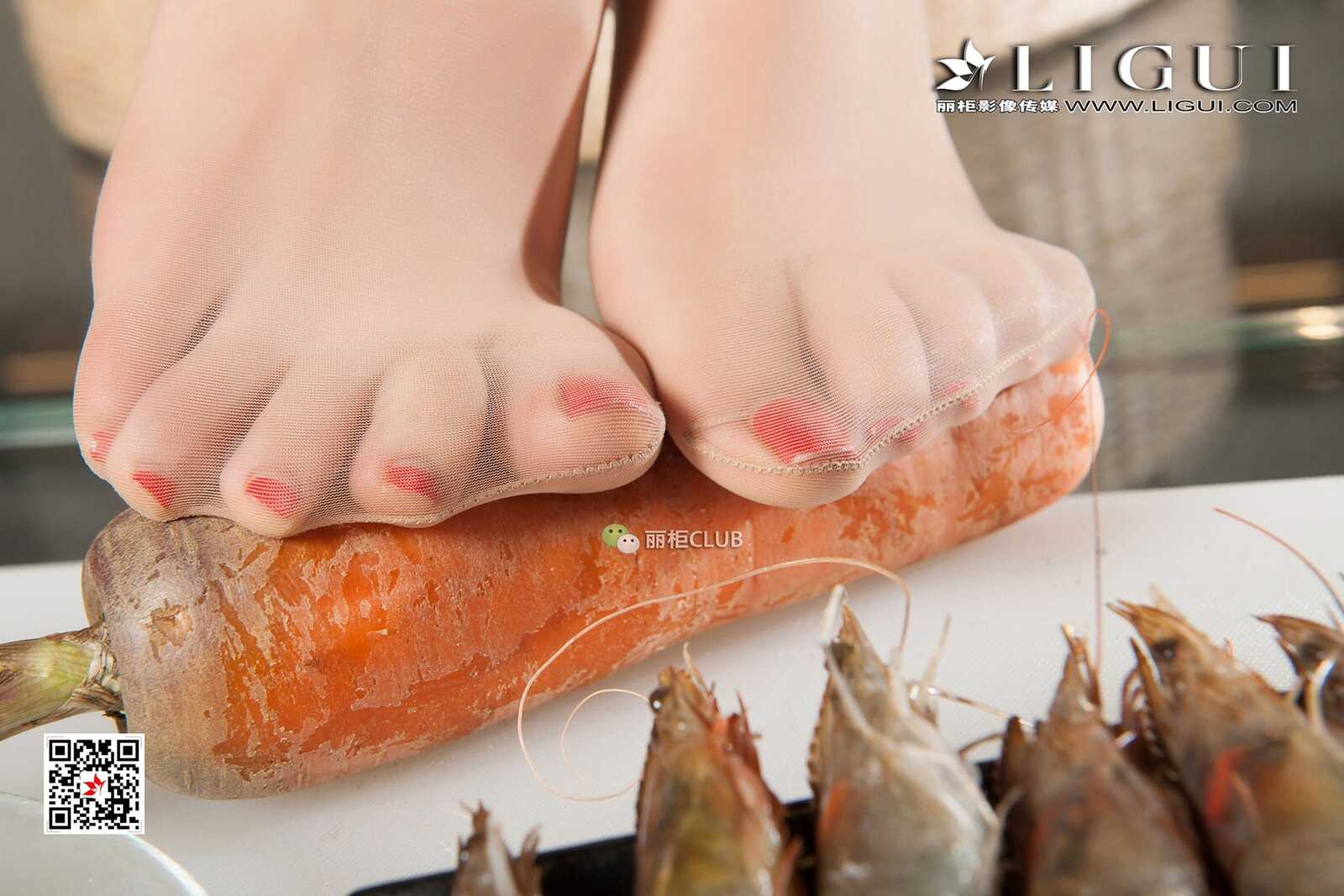 Model 雪糕《OL+美食丝足》 [丽柜Ligui] 写真集第1张