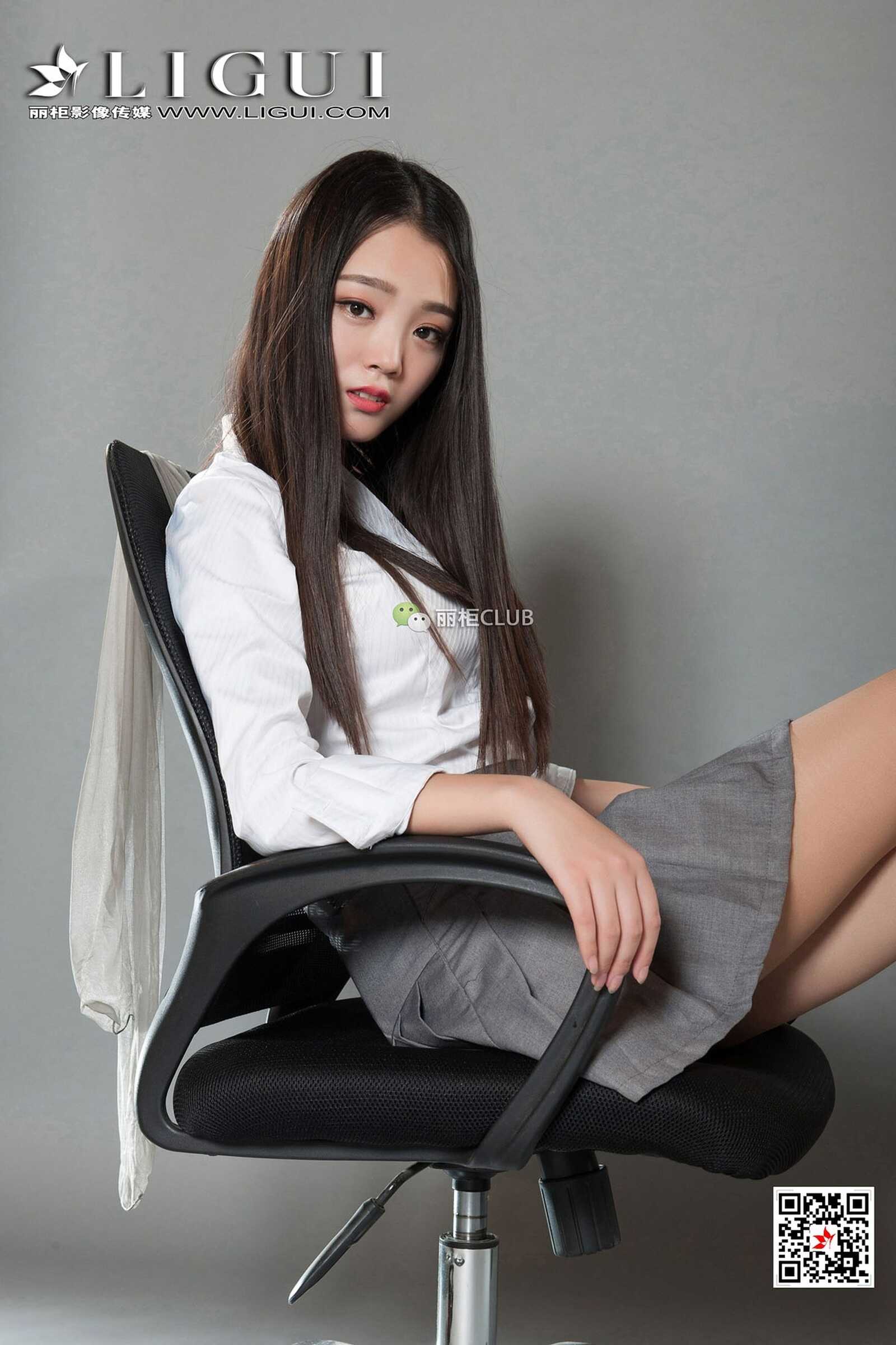 Model 楠楠《办公室玉足》 [丽柜Ligui] 写真集第17张