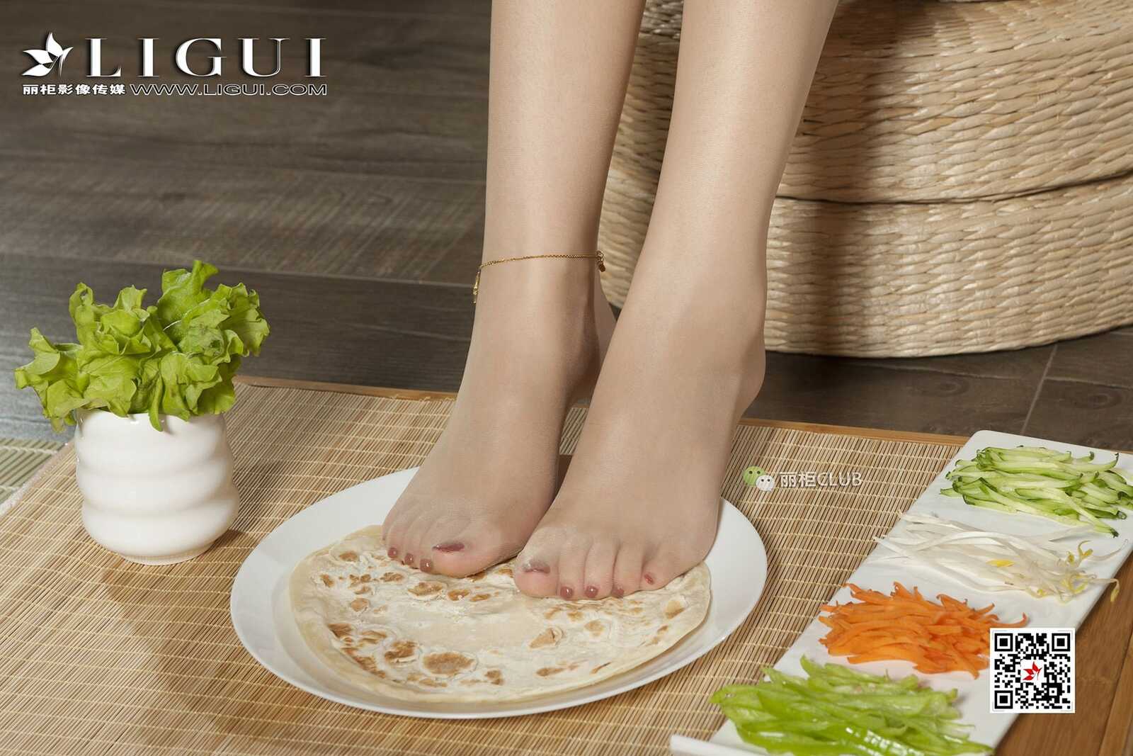 足模Vicky《丝足美食》 [丽柜Ligui] 写真集第6张
